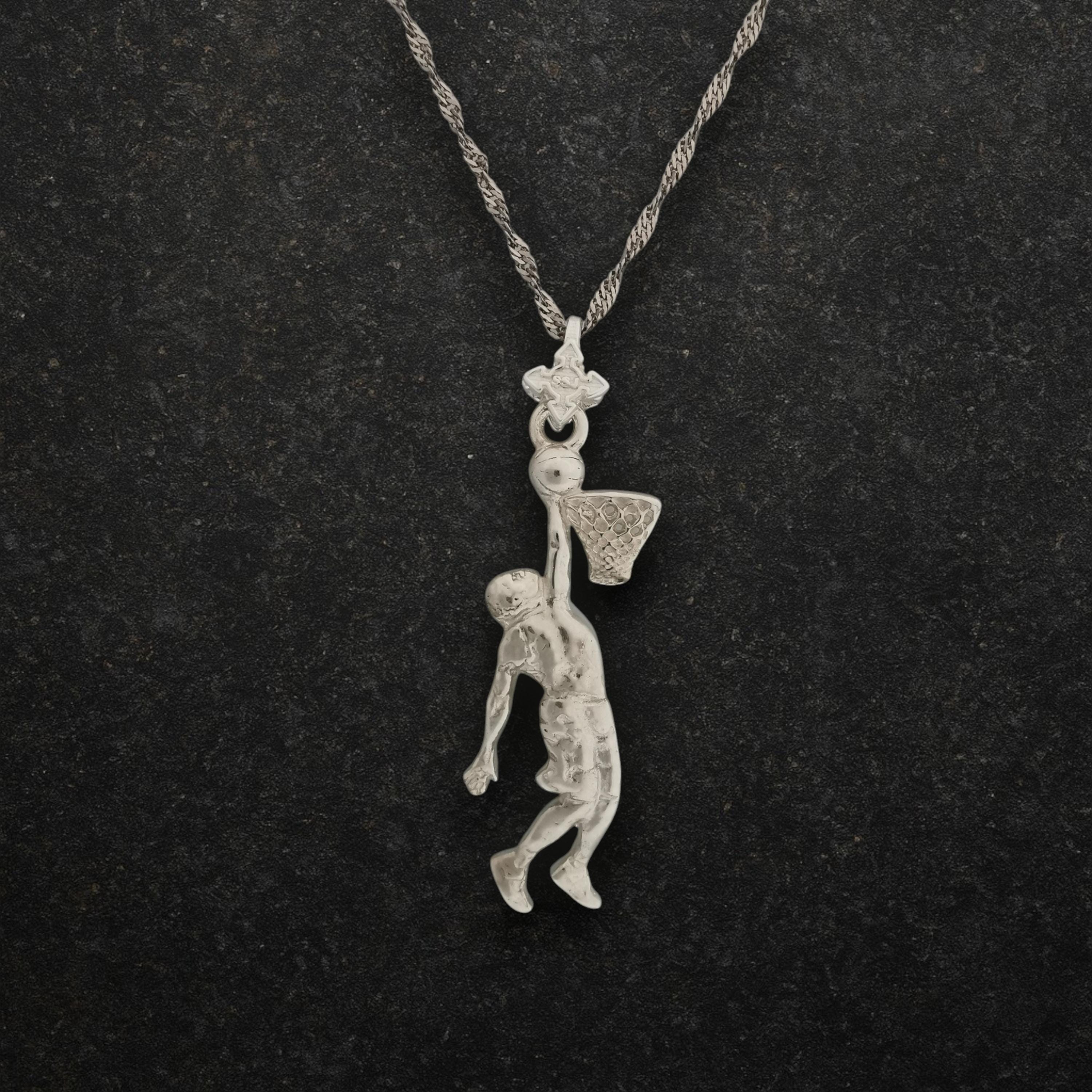 Баскетбол – Мъжки спортен медальон от сребро 925 с класическо полирано покритие – Ръчно изработено бижу талисман за баскетболисти и фенове – Идеален подарък за спортист или треньор – SSJ