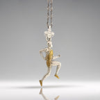 Атлет – Мъжки спортен медальон за бегачи, спринтьори и маратонци от сребро 925 с частично позлатено покритие – Ръчно изработено бижу талисман за лекоатлети – SSJ