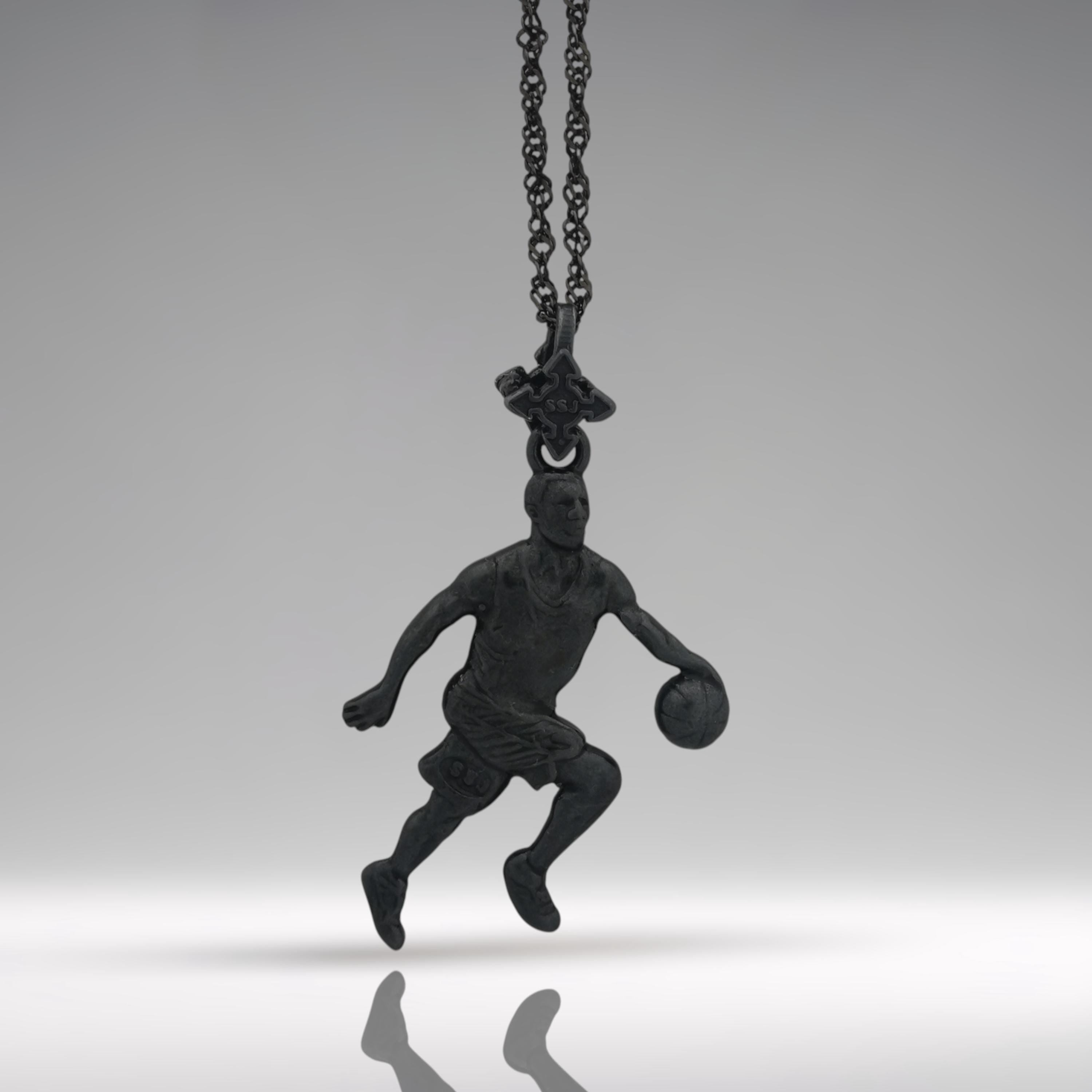 Баскетбол – Мъжки спортен медальон от сребро 925 с оксидирано покритие – Ръчно изработено бижу талисман за баскетболисти и фенове – Идеален подарък за спортист, треньор или почитател – SSJ