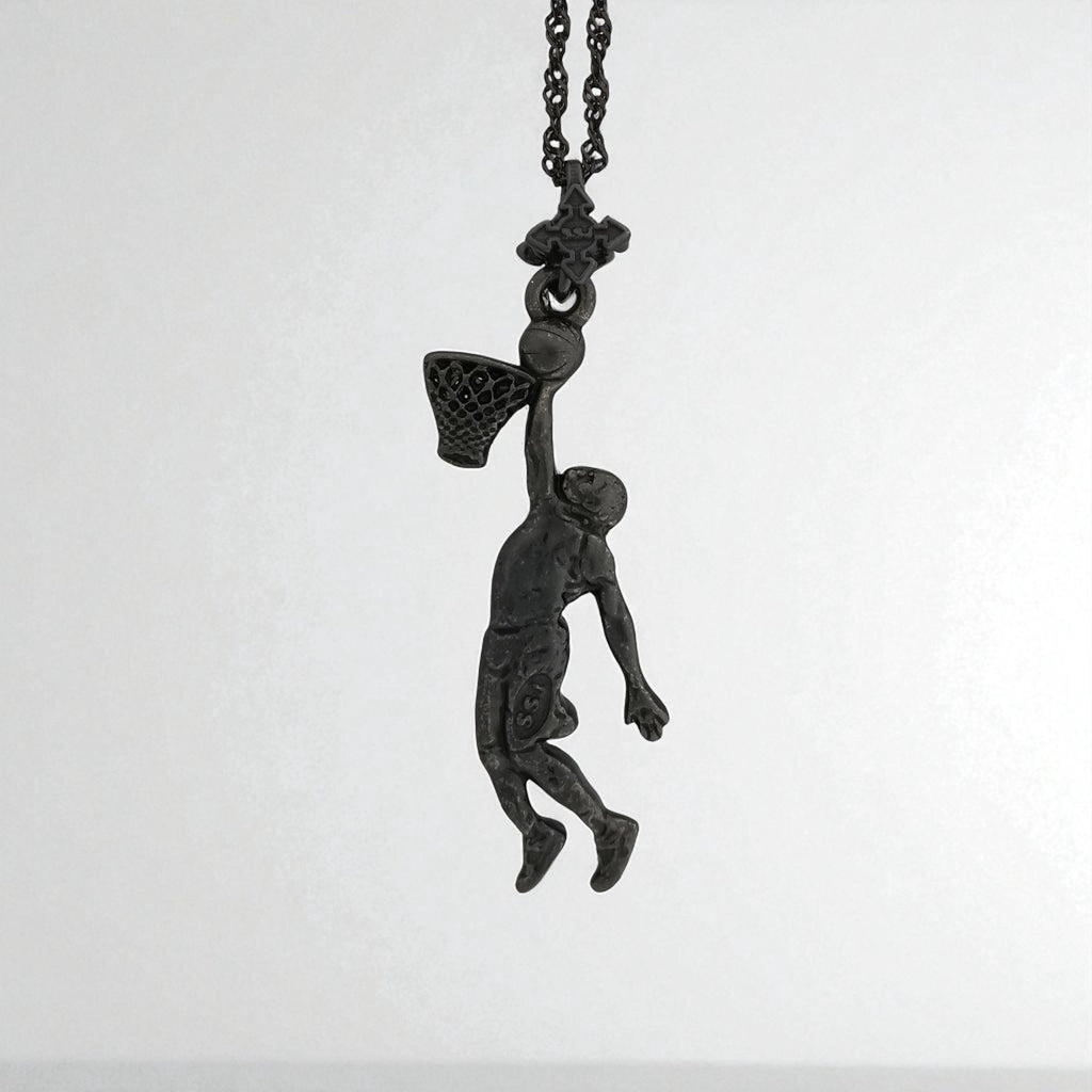 Баскетбол – Мъжки спортен медальон от сребро 925 с оксидирано покритие – Ръчно изработено бижу талисман за баскетболисти и фенове – Идеален подарък за спортист или треньор – SSJ