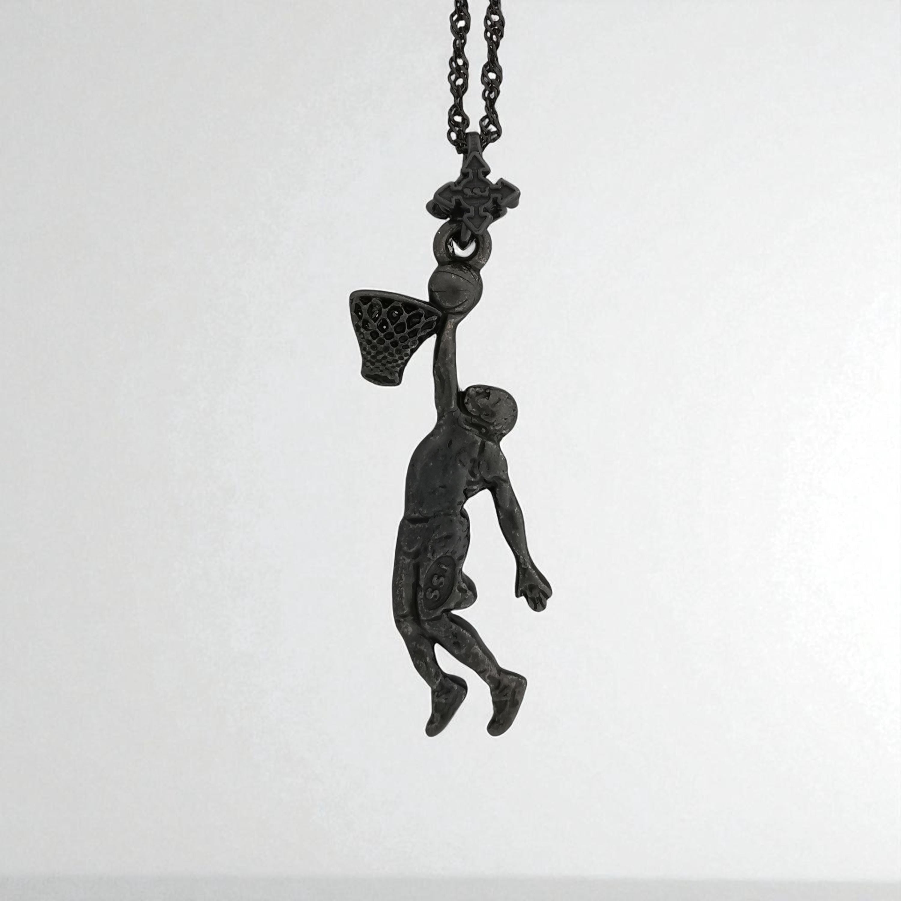 Баскетбол – Мъжки спортен медальон от сребро 925 с оксидирано покритие – Ръчно изработено бижу талисман за баскетболисти и фенове – Идеален подарък за спортист или треньор – SSJ