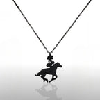 Жокей – Мъжки спортен медальон със състезателен кон – Оксидирано сребро 925 – Ръчно изработено бижу/талисман конен спорт – Идеален подарък – SSJ