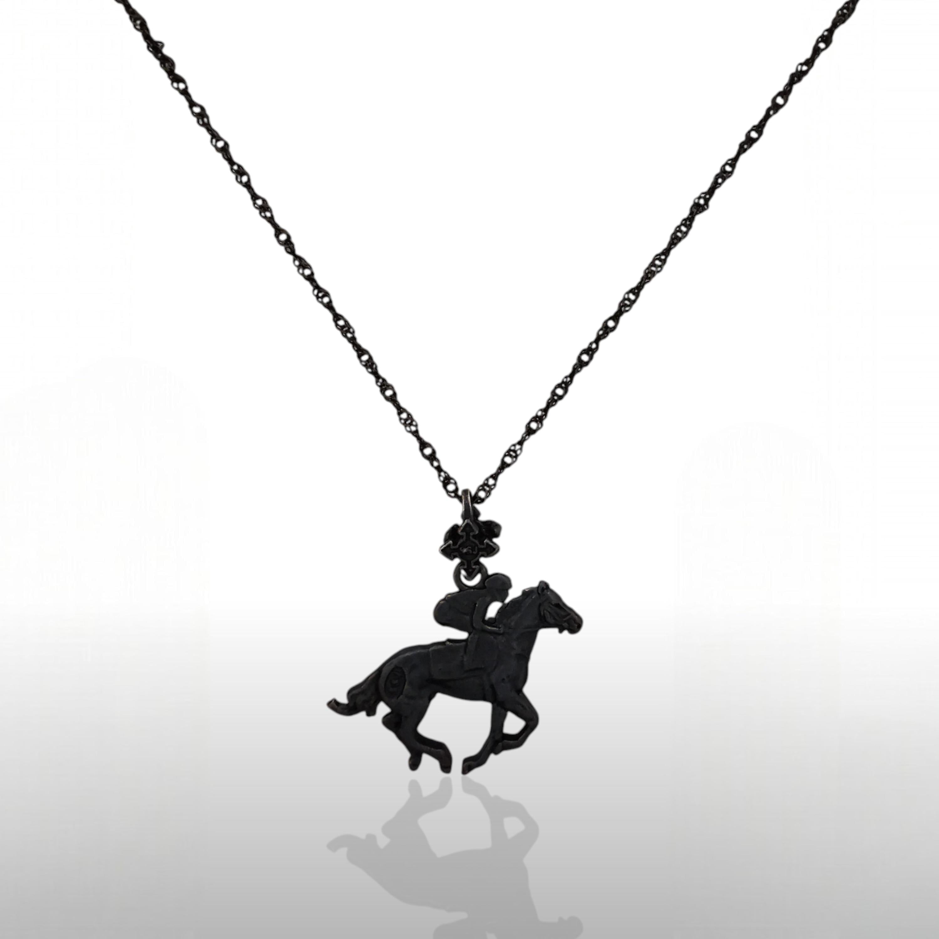 Жокей – Мъжки спортен медальон със състезателен кон – Оксидирано сребро 925 – Ръчно изработено бижу/талисман конен спорт – Идеален подарък – SSJ