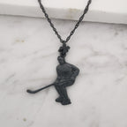 Хокеист – Мъжки спортен медальон от сребро 925 с оксидирано покритие – Ръчно изработено спортно бижу – Идеален подарък за мъж, фен на хокея – SSJ