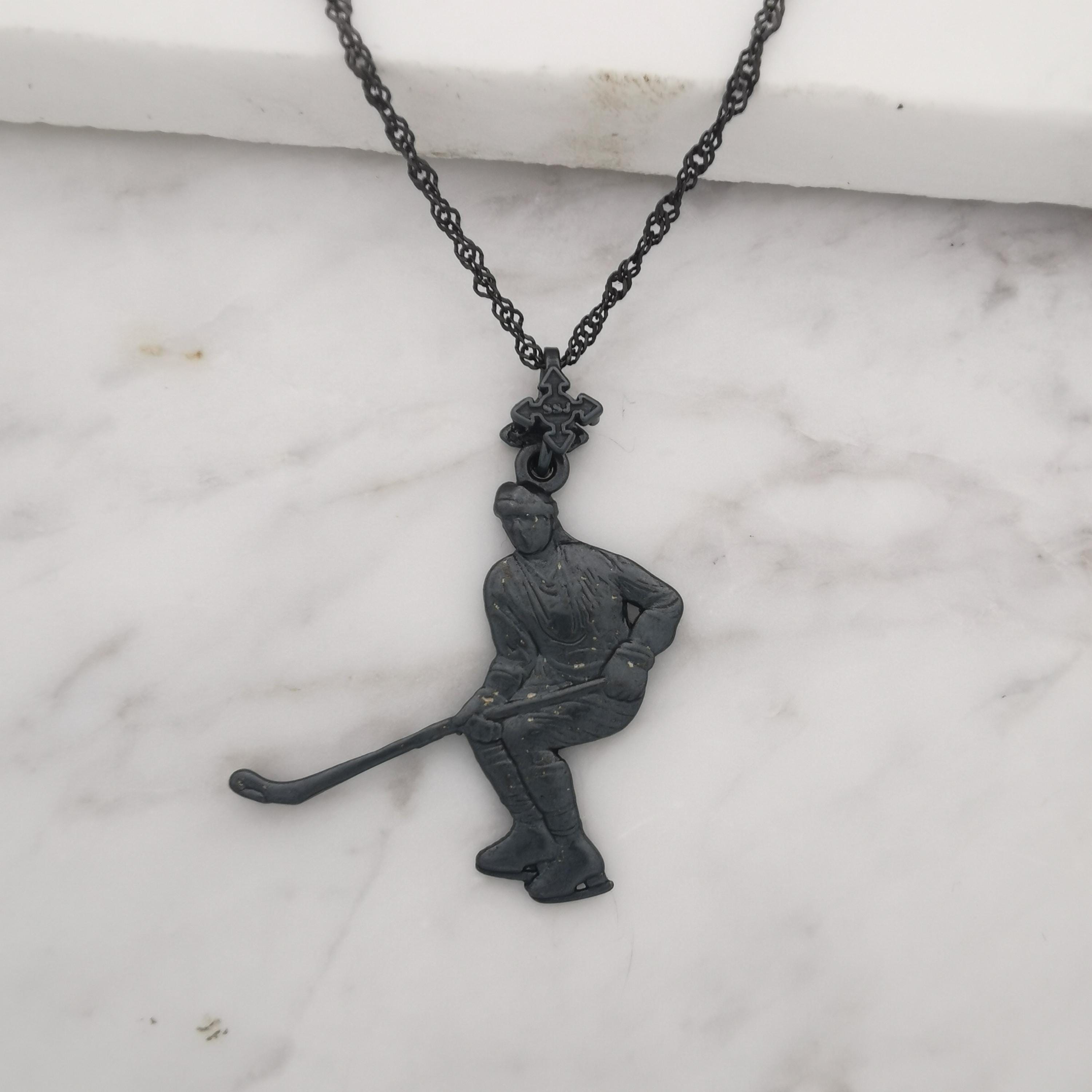 Хокеист – Мъжки спортен медальон от сребро 925 с оксидирано покритие – Ръчно изработено спортно бижу – Идеален подарък за мъж, фен на хокея – SSJ