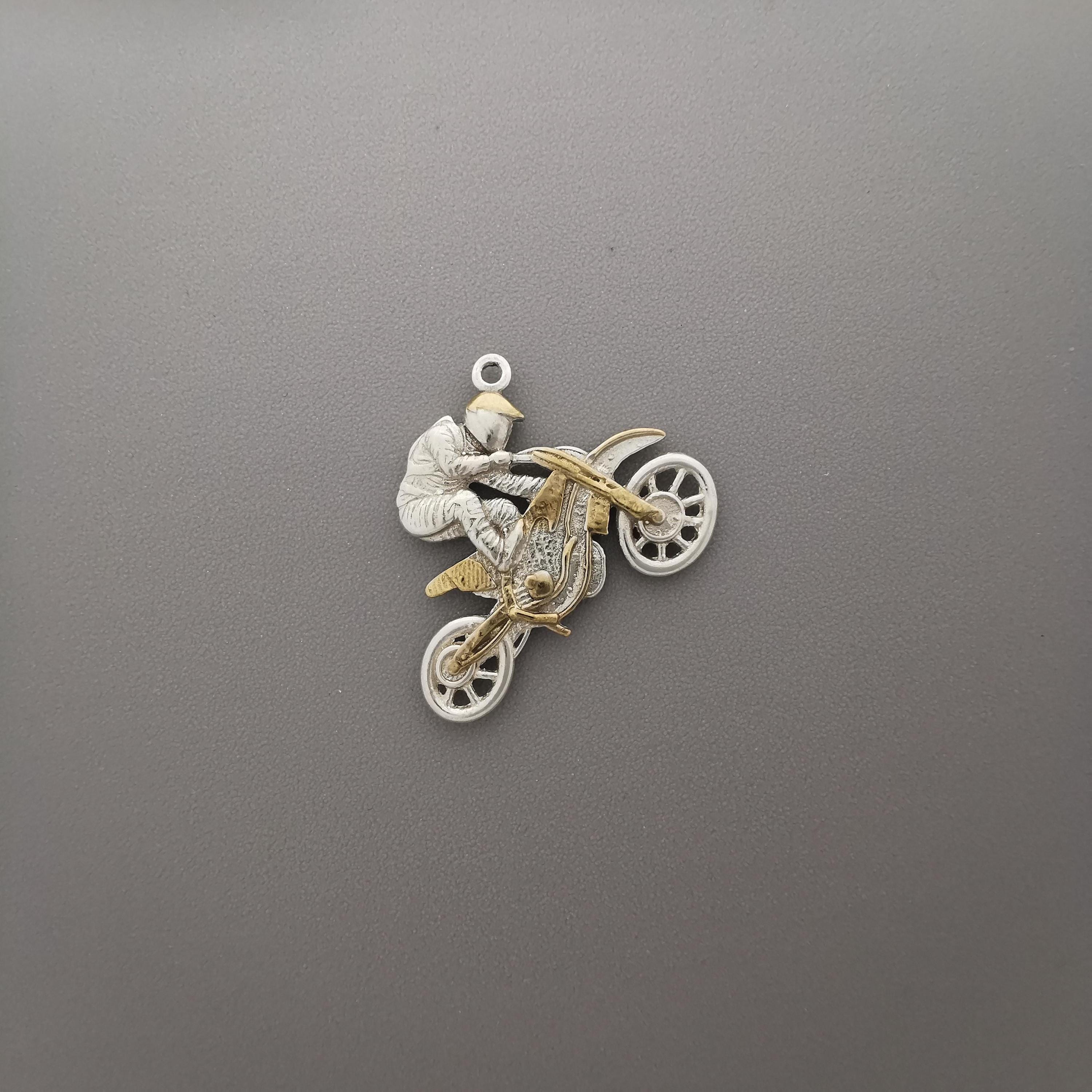 Мотокрос скок – Мъжки спортен медальон от сребро 925 с частично позлатено покритие – Ръчно изработено спортно бижу – Идеален подарък за мъж, фен на мотокроса – SSJ