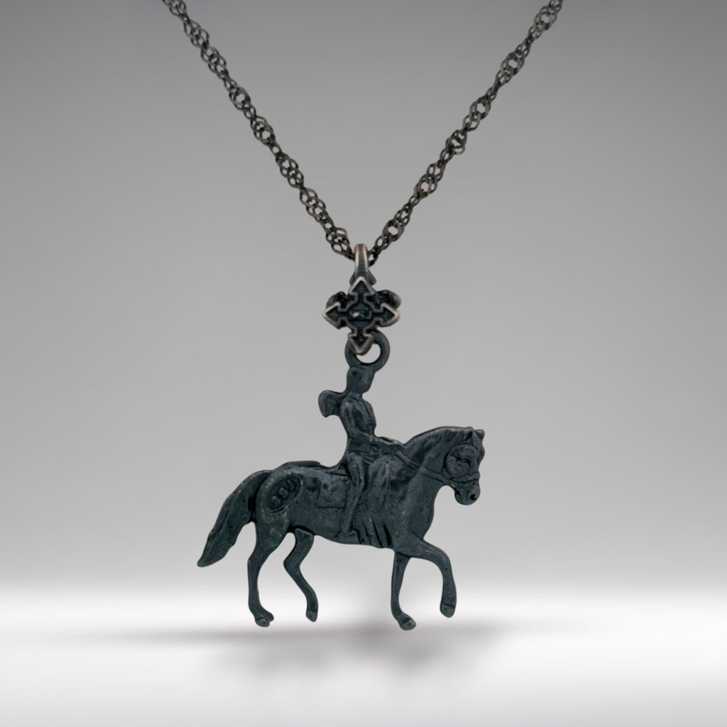 Конен спорт – Дамски медальон с фигура на ездачка – Оксидирано сребро 925 – Ръчно изработено спортно бижу/талисман конна езда – Идеален подарък за жена – SSJ