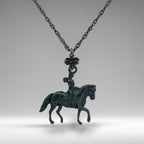 Конен спорт – Дамски медальон с фигура на ездачка – Оксидирано сребро 925 – Ръчно изработено спортно бижу/талисман конна езда – Идеален подарък за жена – SSJ