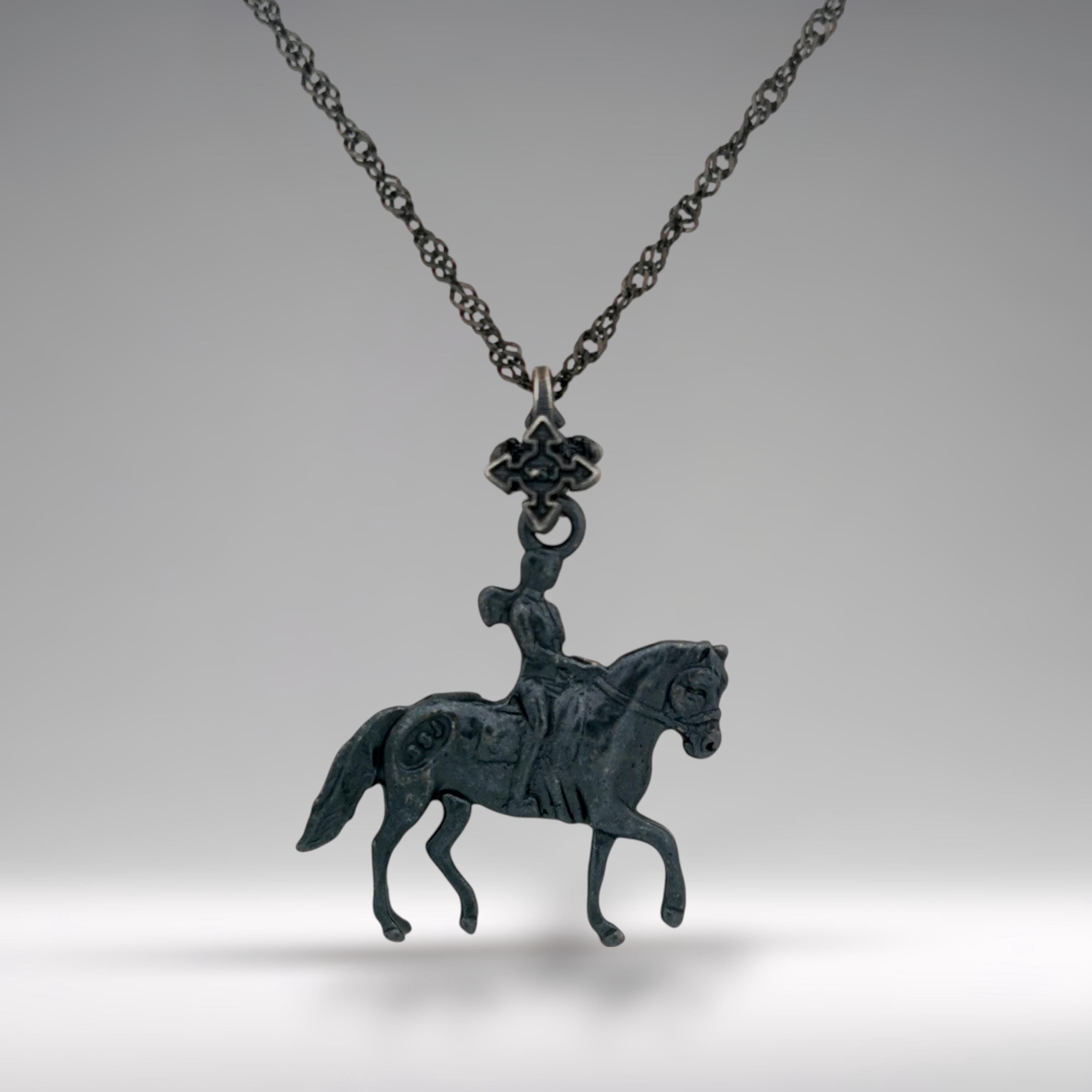 Конен спорт – Дамски медальон с фигура на ездачка – Оксидирано сребро 925 – Ръчно изработено спортно бижу/талисман конна езда – Идеален подарък за жена – SSJ