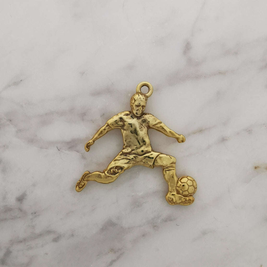 Футболист (удар с крак) – Мъжки спортен медальон от сребро 925 с позлатено покритие – Ръчно изработено спортно бижу – Идеален подарък за мъж, фен на футбола – SSJ