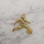 Футболист (удар с крак) – Мъжки спортен медальон от сребро 925 с позлатено покритие – Ръчно изработено спортно бижу – Идеален подарък за мъж, фен на футбола – SSJ