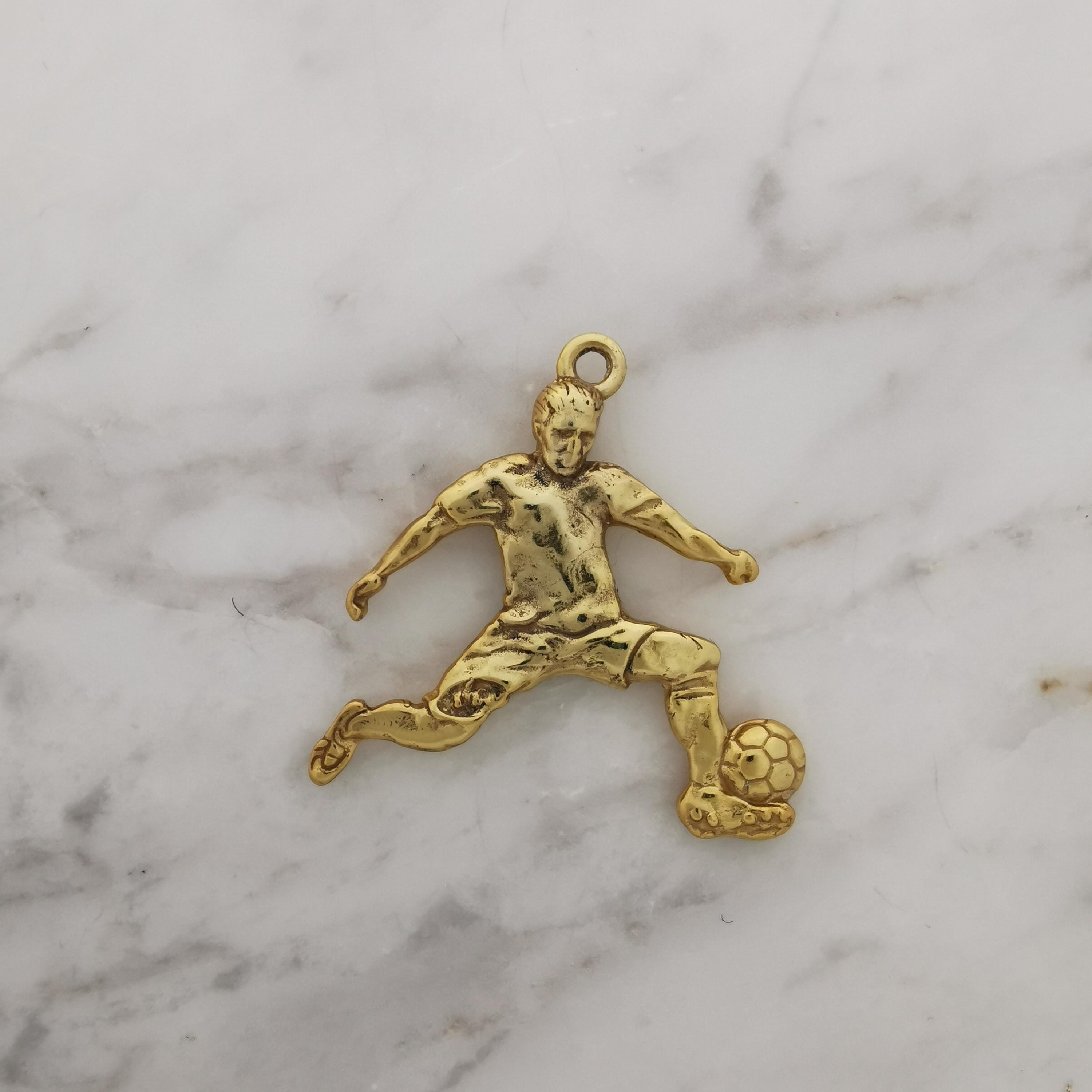 Футболист (удар с крак) – Мъжки спортен медальон от сребро 925 с позлатено покритие – Ръчно изработено спортно бижу – Идеален подарък за мъж, фен на футбола – SSJ
