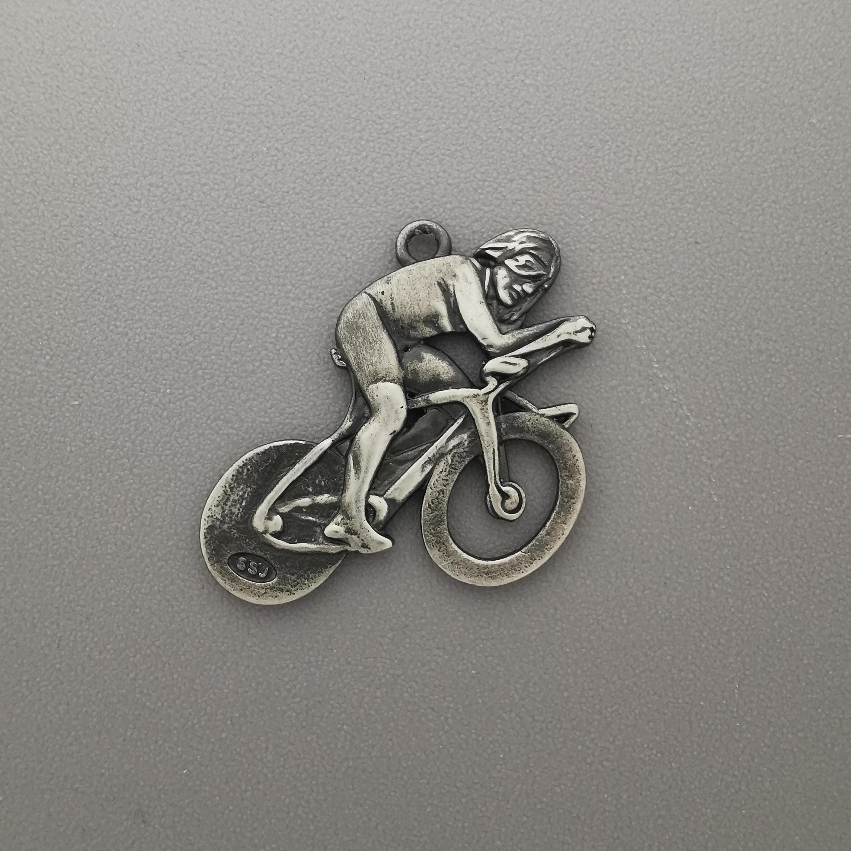 Колоездач – Велосипедист – Пистов състезател – Мъжки спортен медальон от сребро 925 с винтидж покритие – Ръчно изработено бижу за шосейно и пистово колоездене – SSJ