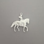 Конен спорт – Дамски медальон с фигура на ездачка – Класическо сребро 925 – Ръчно изработено спортно бижу/талисман конна езда – Идеален подарък за жена – SSJ