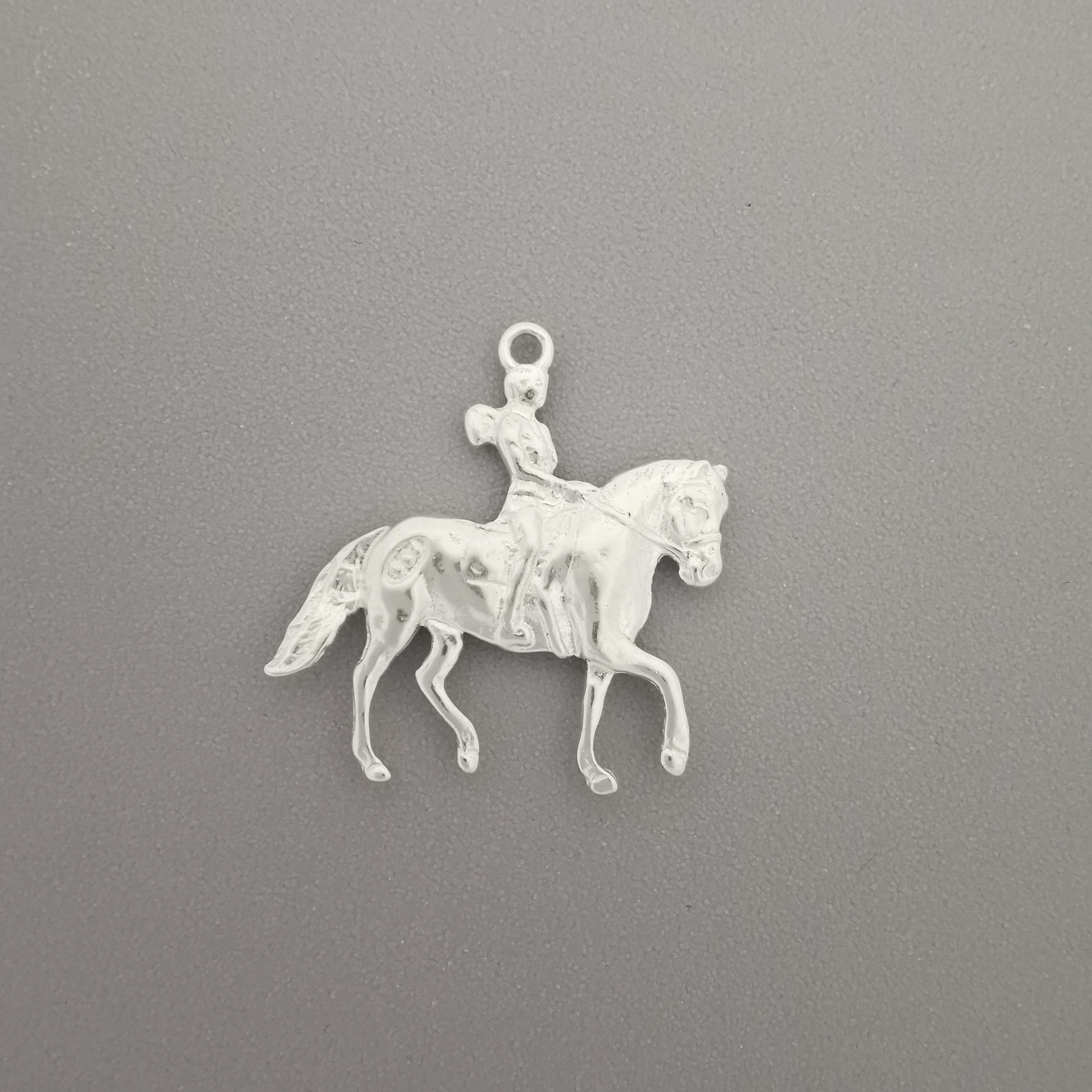 Конен спорт – Дамски медальон с фигура на ездачка – Класическо сребро 925 – Ръчно изработено спортно бижу/талисман конна езда – Идеален подарък за жена – SSJ