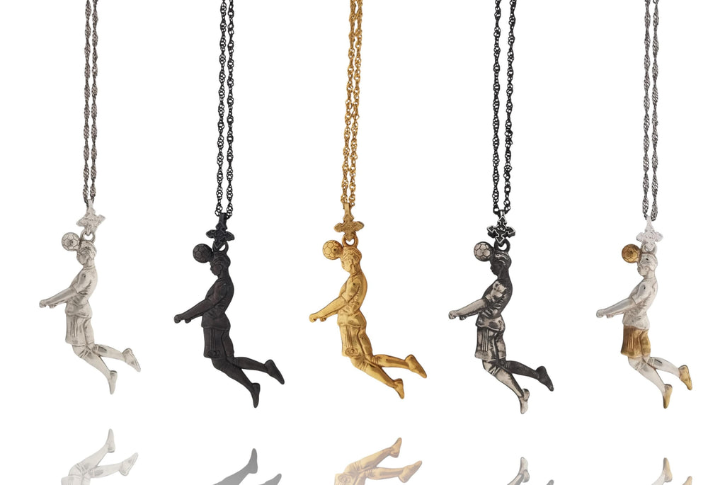 Футболист (удар с глава) – Мъжки спортен медальон от сребро 925 с частично позлатено покритие – Ръчно изработено спортно бижу – Идеален подарък за мъж, фен на футбола – SSJ