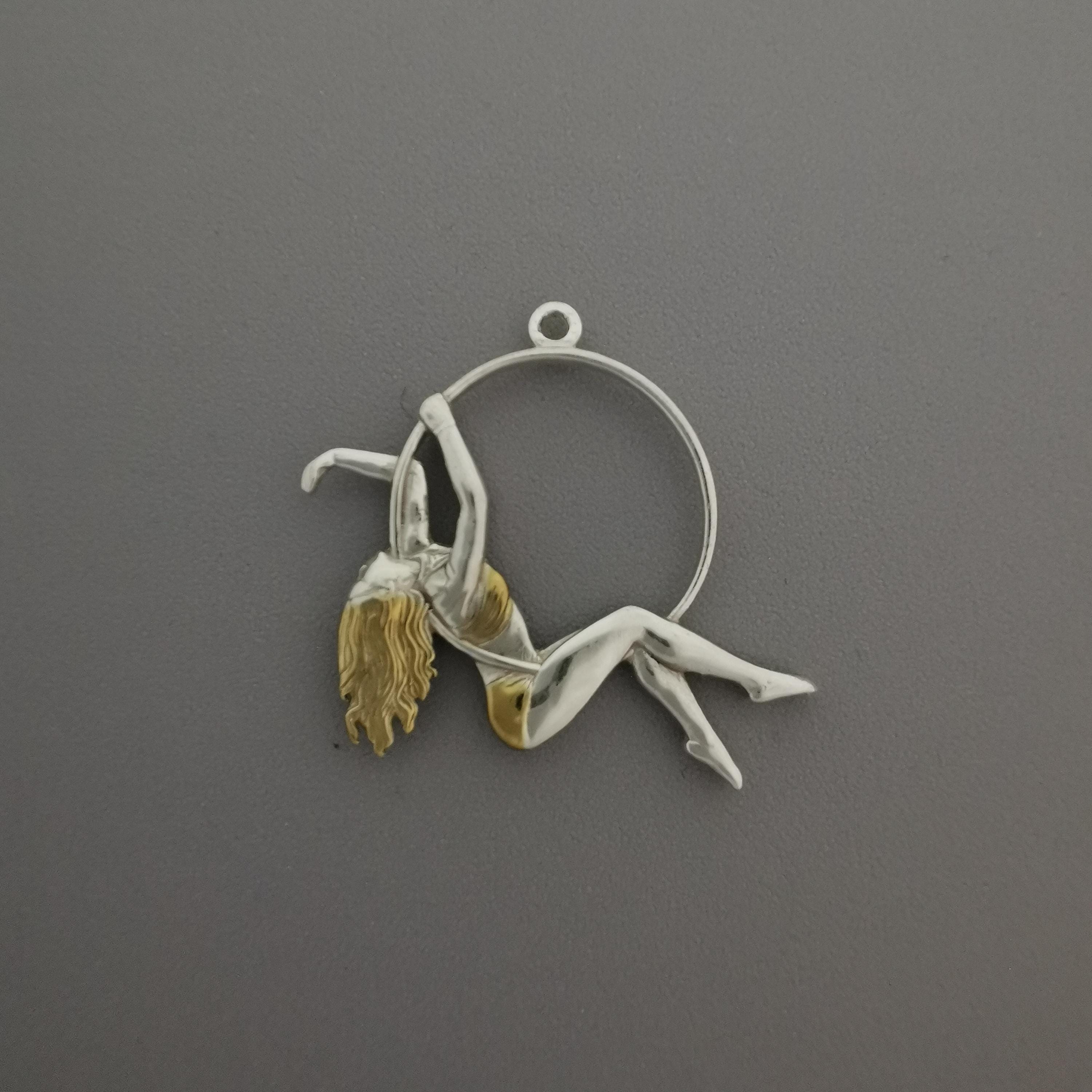 Въздушна акробатика – Женски спортен медальон от сребро 925 с частично позлатено покритие – Ръчно изработено бижу талисман за гимнастички и танцьорки – Идеален подарък за спортист, треньор или артист – SSJ