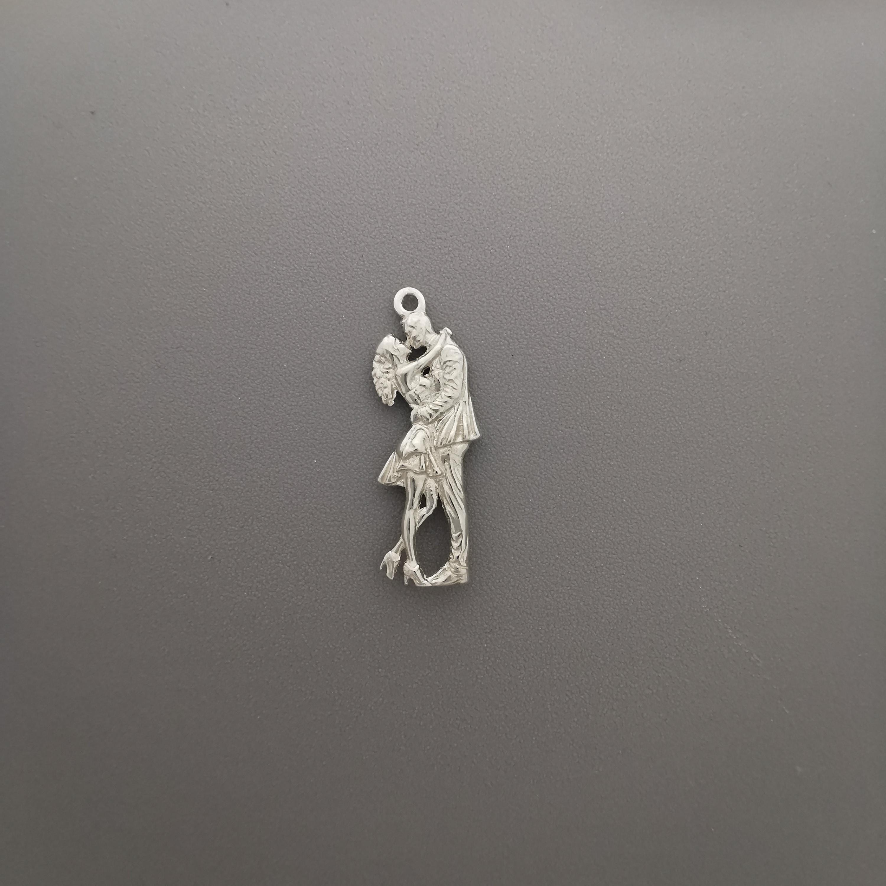 Танго – Унисекс спортен медальон в класическо сребро – Сребро 925 – Ръчно изработено спортно бижу – Идеален подарък за жена, фенка на тангото – SSJ