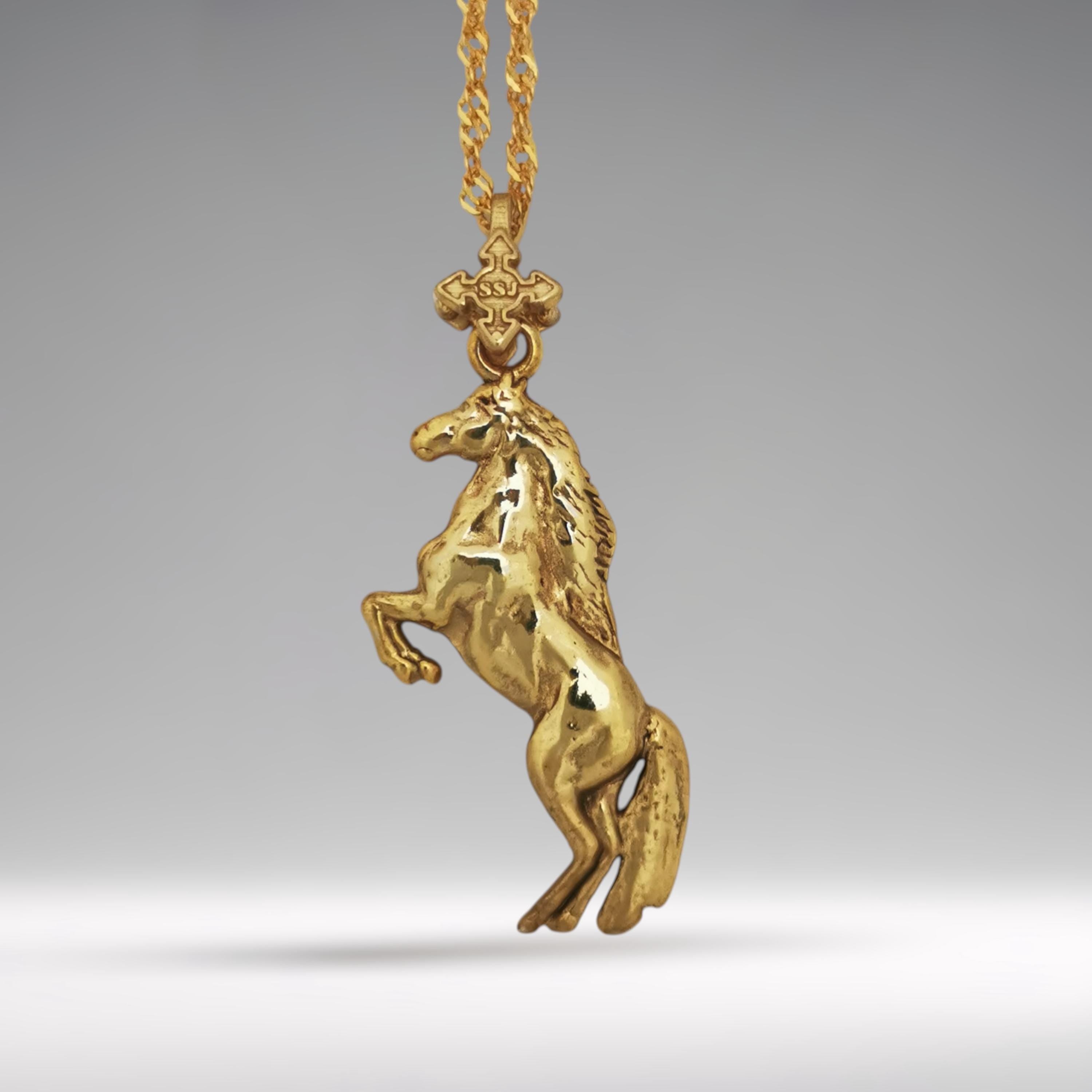 Кон – Мъжки спортен медальон с позлатено покритие – Сребро 925 – Ръчно изработено бижу/талисман конен спорт – Идеален подарък – SSJ