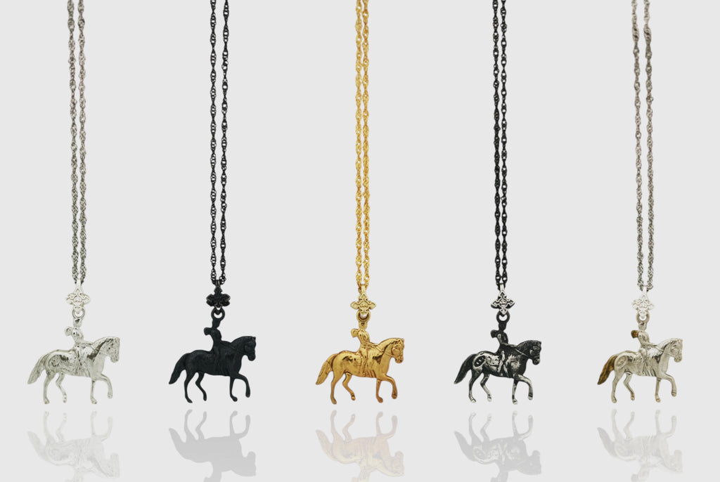 Конен спорт – Дамски медальон с фигура на ездачка – Класическо сребро 925 – Ръчно изработено спортно бижу/талисман конна езда – Идеален подарък за жена – SSJ