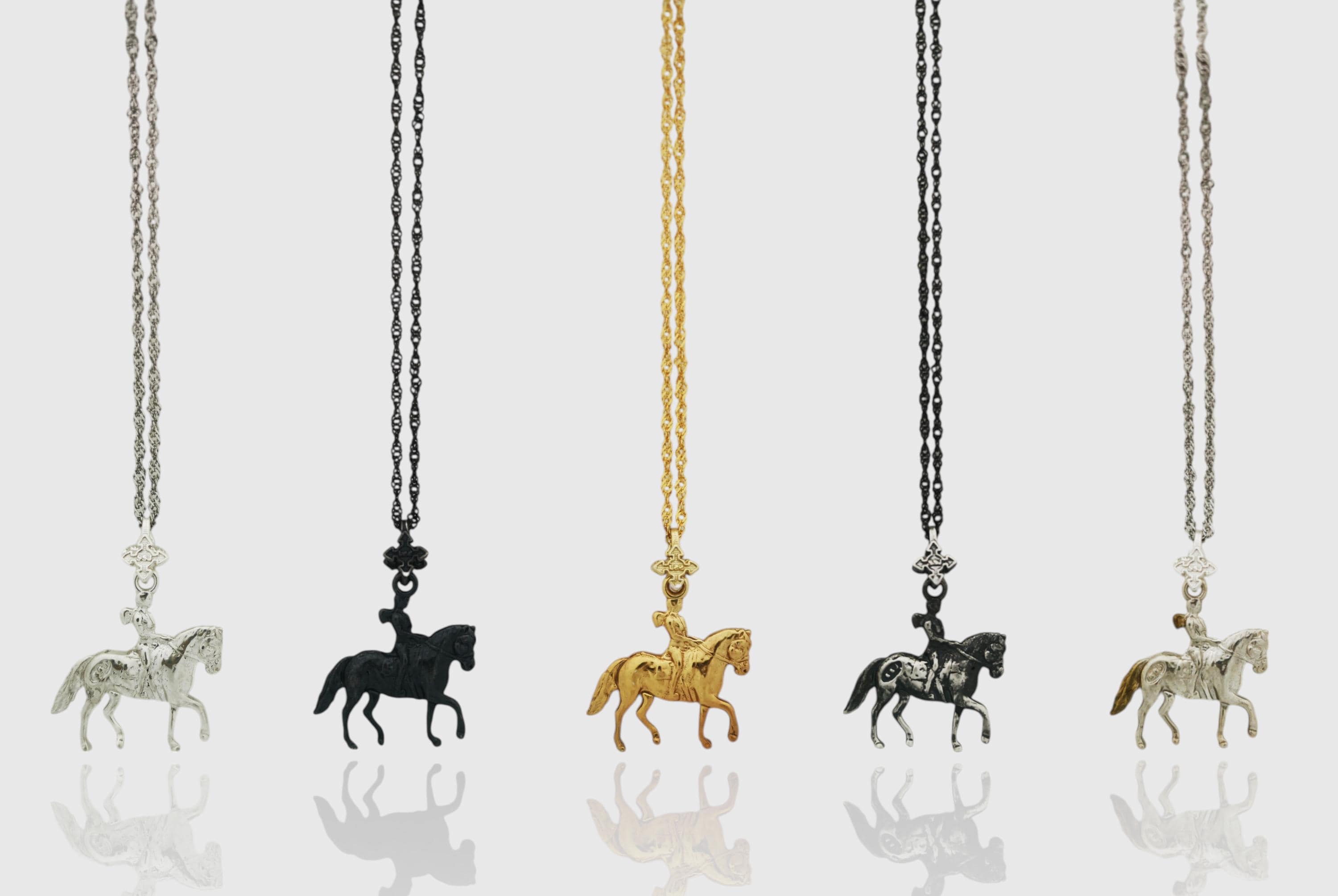 Конен спорт – Дамски медальон с фигура на ездачка – Класическо сребро 925 – Ръчно изработено спортно бижу/талисман конна езда – Идеален подарък за жена – SSJ