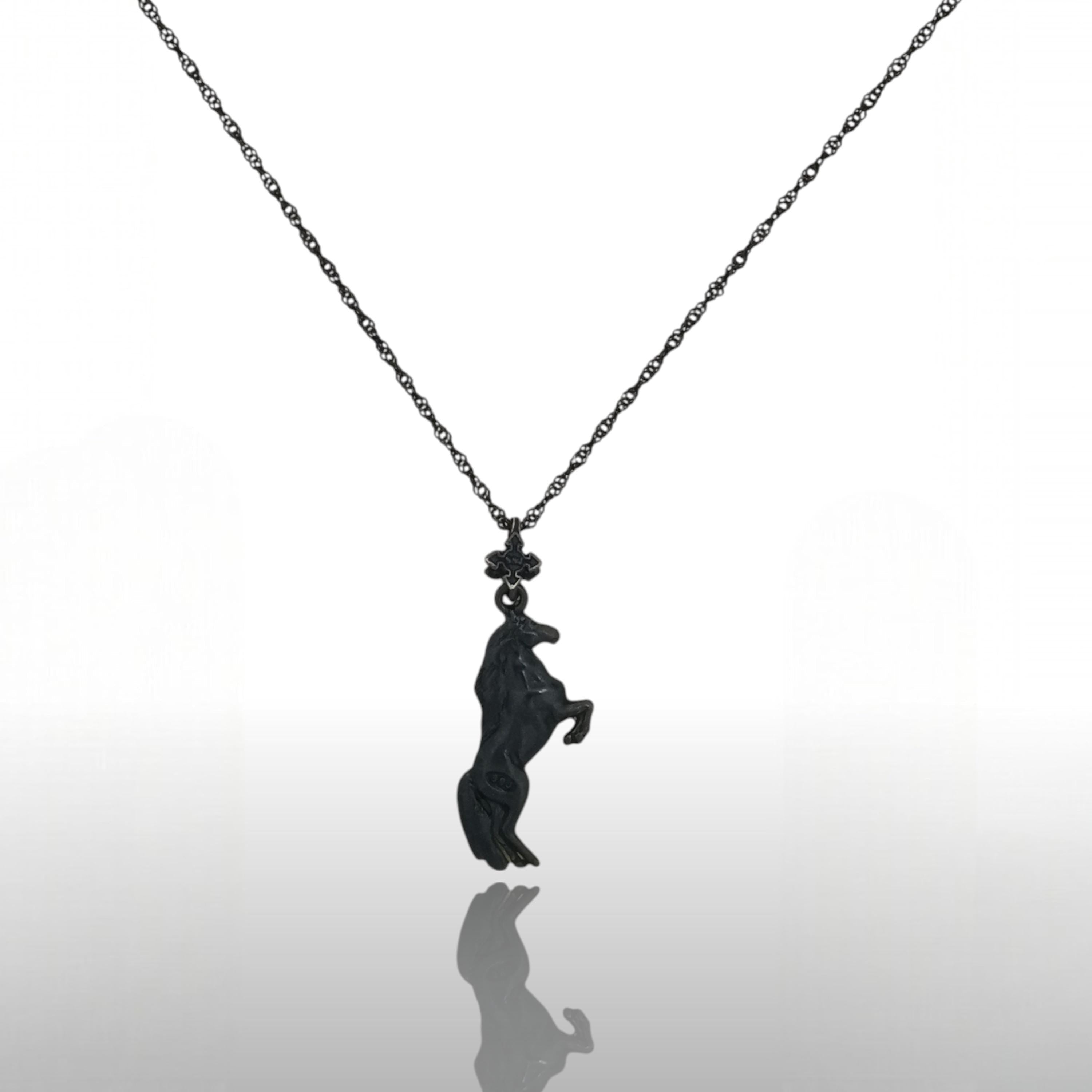 Кон – Мъжки спортен медальон – Оксидирано сребро 925 – Ръчно изработено бижу/талисман конен спорт – Идеален подарък – SSJ