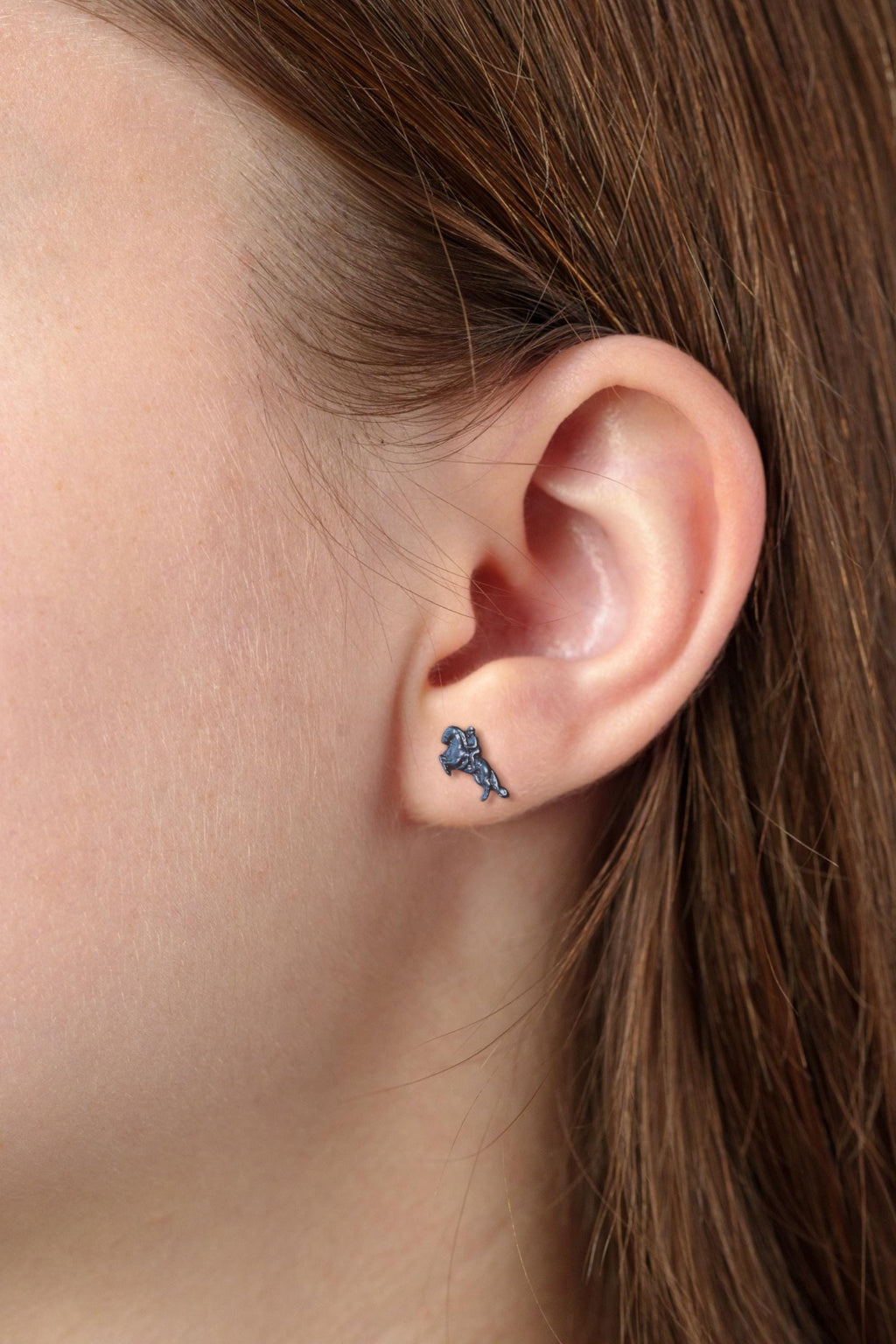 Equestrian stud earrings for women, handcrafted from black oxidized 925 sterling silver — a minimalist tribute to horse riding, dressage, and athletic grace.
These vintage-style earrings capture the focused energy and control of the rider, paired with the power and elegance of the horse.
