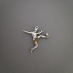 Футболист (воле) – Мъжки спортен медальон от сребро 925 с частично позлатено покритие – Ръчно изработено спортно бижу – Идеален подарък за мъж, фен на футбола – SSJ