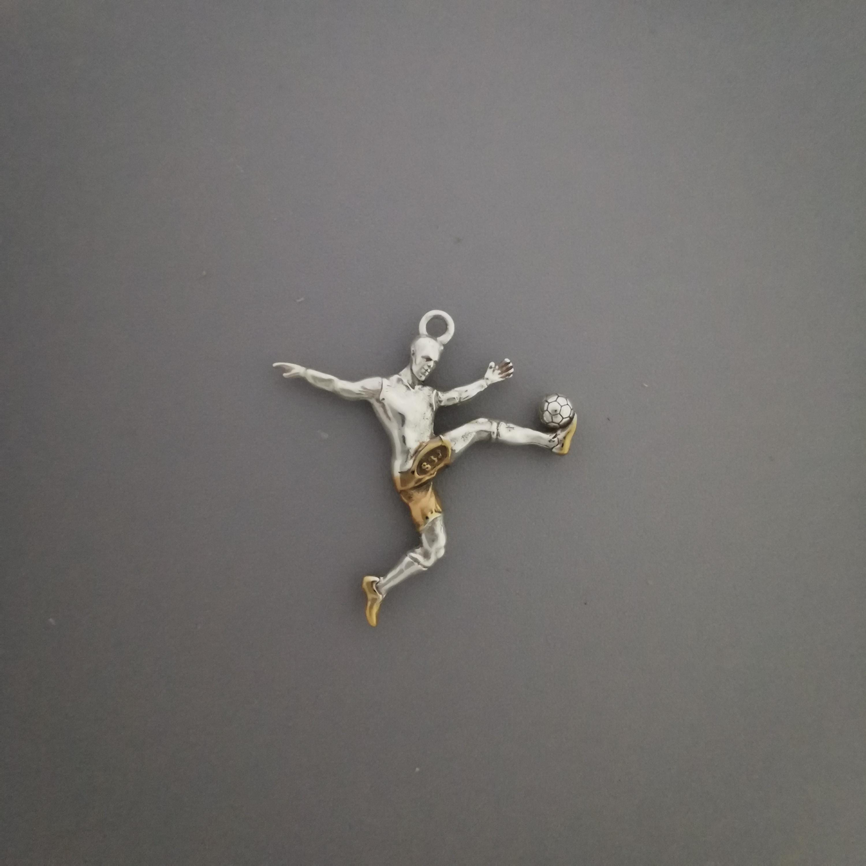 Футболист (воле) – Мъжки спортен медальон от сребро 925 с частично позлатено покритие – Ръчно изработено спортно бижу – Идеален подарък за мъж, фен на футбола – SSJ