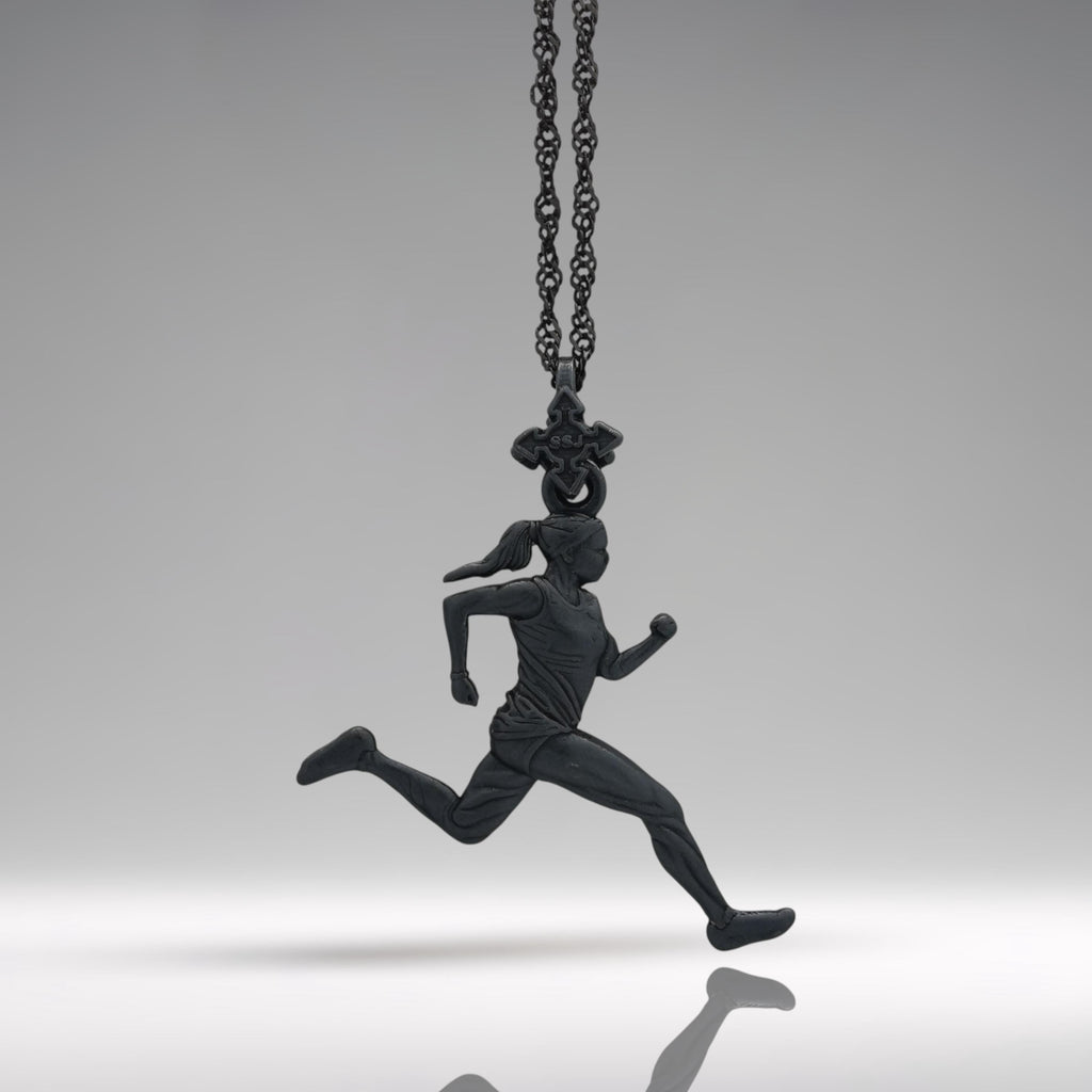 Атлетка – Женски спортен медальон за бегачки, спринтьорки и маратонки от сребро 925 с оксидирано покритие – Ръчно изработено бижу талисман за лекоатлетки – SSJ