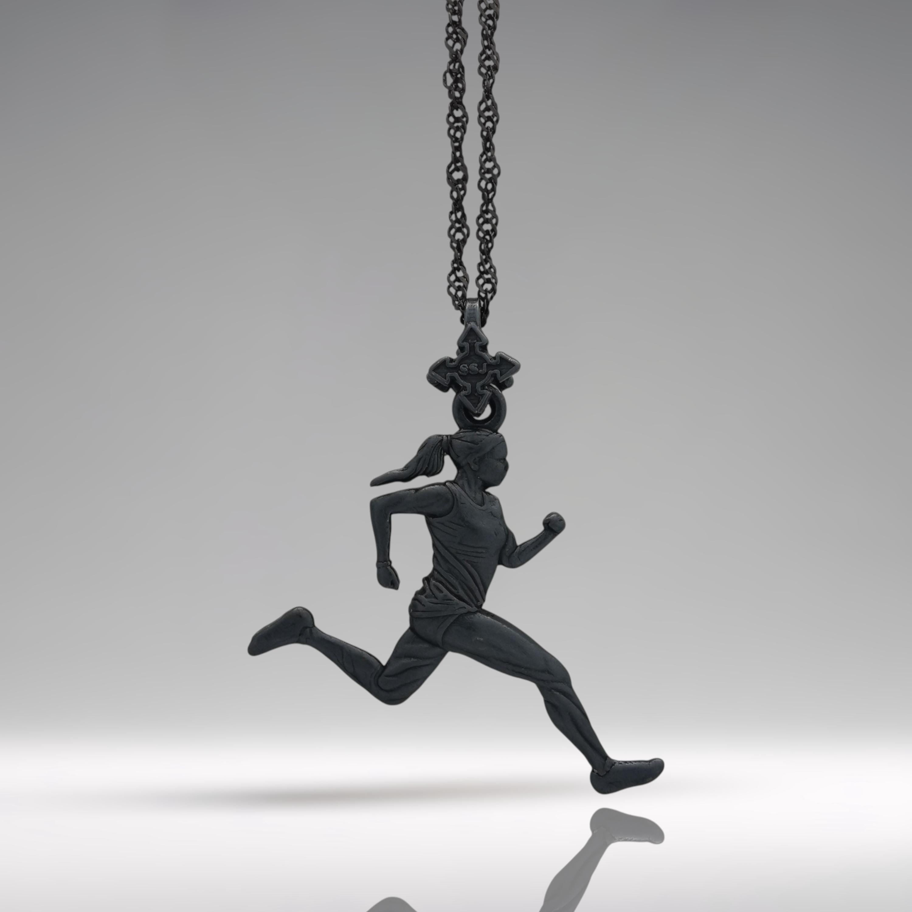 Атлетка – Женски спортен медальон за бегачки, спринтьорки и маратонки от сребро 925 с оксидирано покритие – Ръчно изработено бижу талисман за лекоатлетки – SSJ