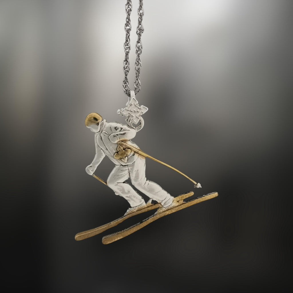 Скиор – Унисекс спортен медальон от сребро 925 с частично позлатено покритие – Ръчно изработено спортно бижу – Идеален подарък за фен на зимните спортове – SSJ