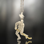 Хокеист (водене на шайба) – Мъжки спортен медальон от сребро 925 с частично позлатено покритие – Ръчно изработено спортно бижу – Идеален подарък за мъж, фен на хокея – SSJ