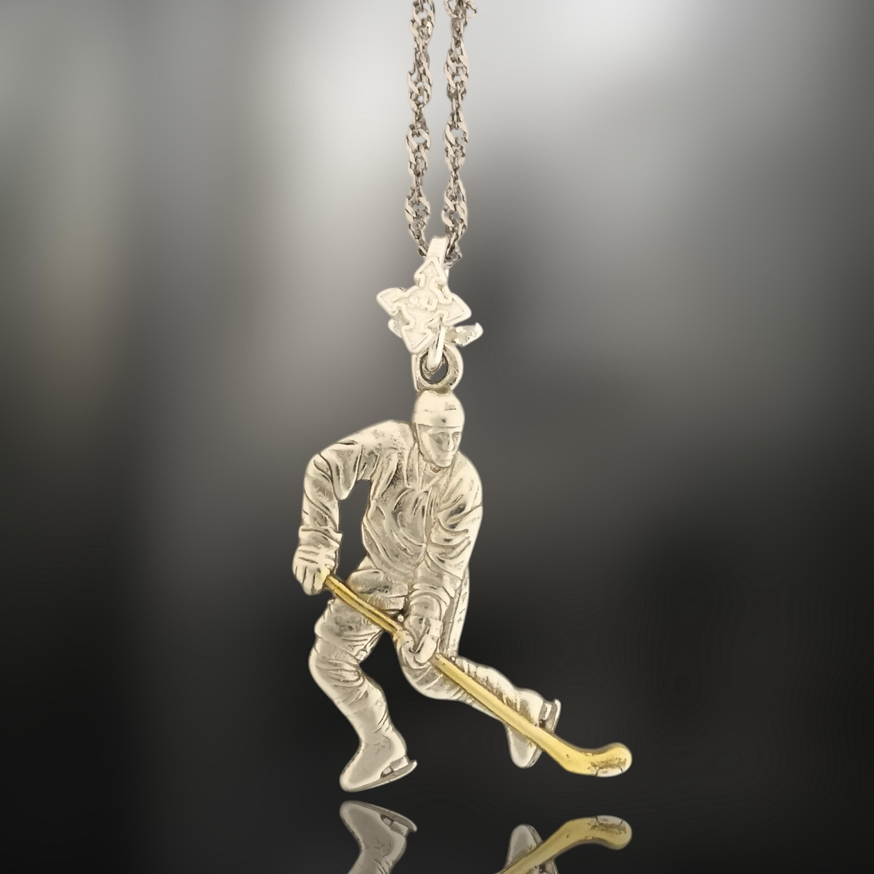 Хокеист (водене на шайба) – Мъжки спортен медальон от сребро 925 с частично позлатено покритие – Ръчно изработено спортно бижу – Идеален подарък за мъж, фен на хокея – SSJ