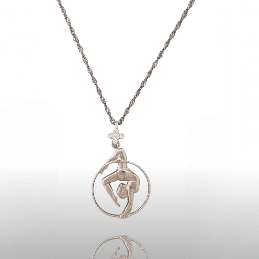 Въздушна акробатика – Женски спортен медальон от сребро 925 с класическо полирано покритие – Ръчно изработено бижу талисман за гимнастички и артистки – Идеален подарък за спортист, треньор или фен – SSJ