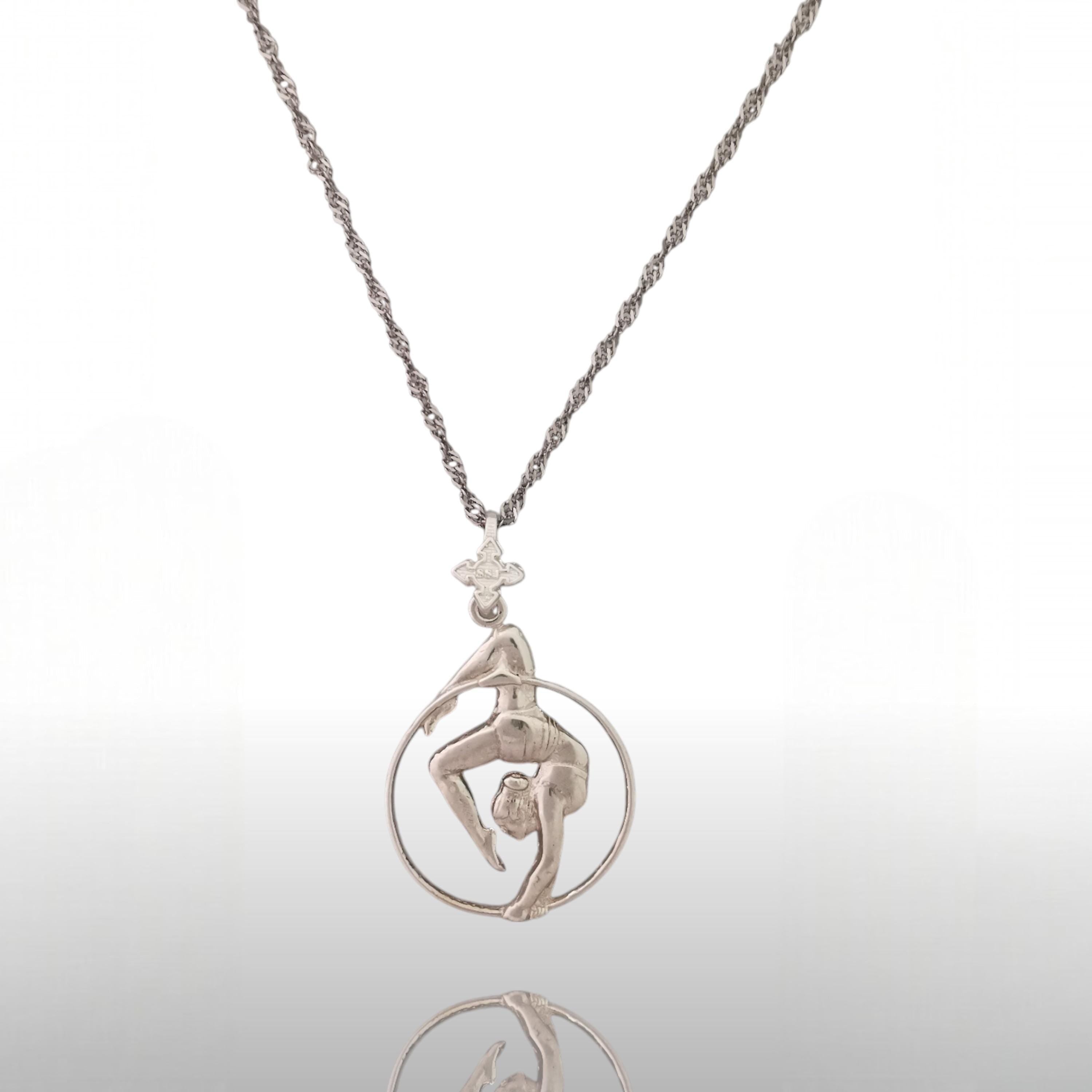 Въздушна акробатика – Женски спортен медальон от сребро 925 с класическо полирано покритие – Ръчно изработено бижу талисман за гимнастички и артистки – Идеален подарък за спортист, треньор или фен – SSJ