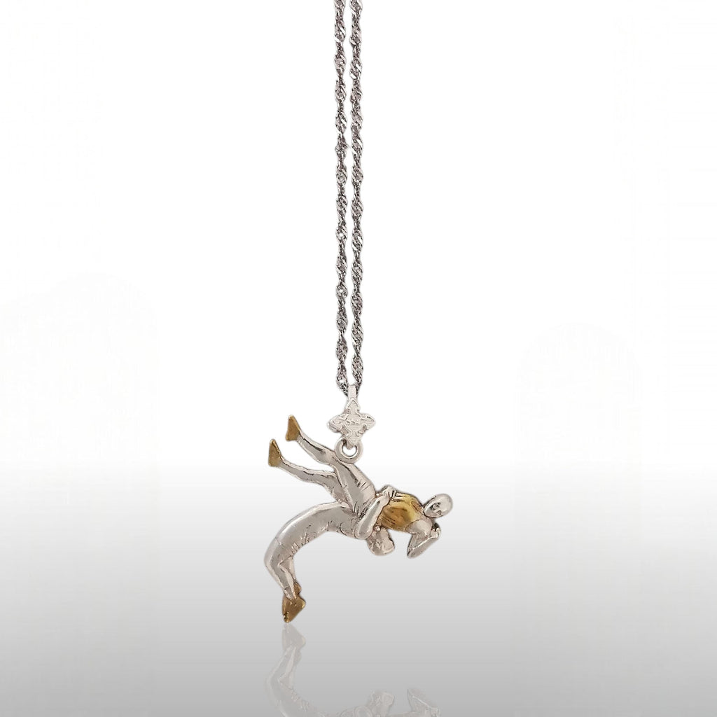 Борец – Мъжки спортен медальон за борба от сребро 925 с частично позлатено покритие – Ръчно изработено бижу талисман за спортисти, треньори и фенове на бойните изкуства – SSJ