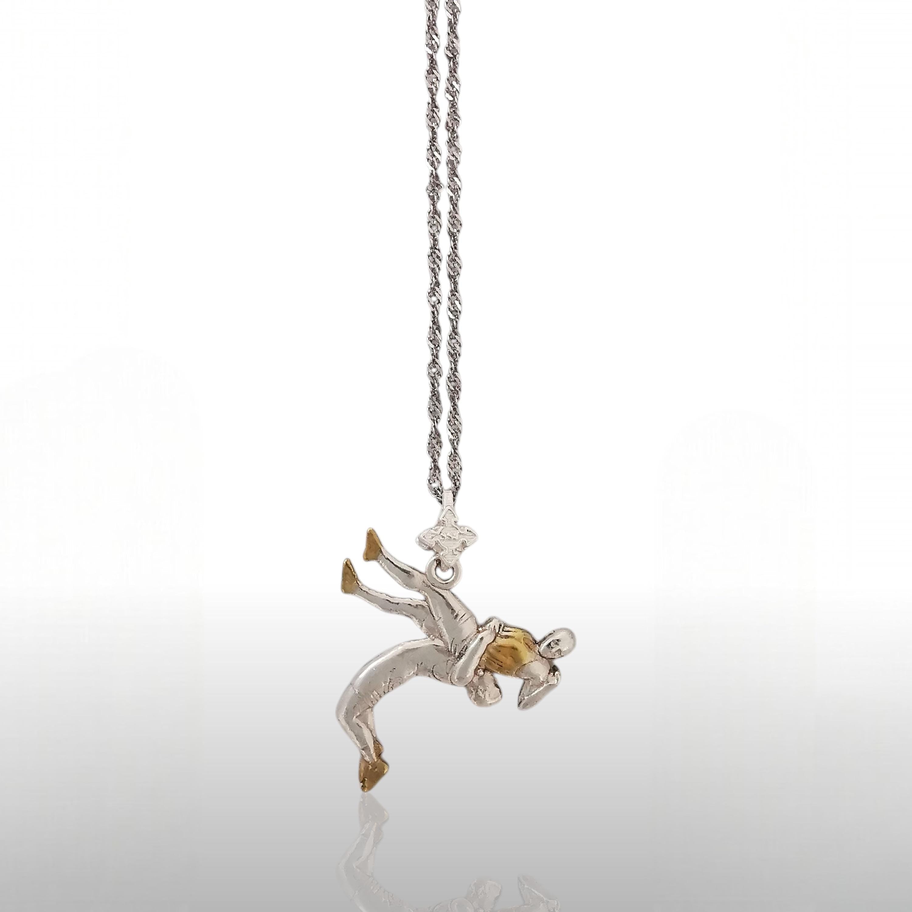 Борец – Мъжки спортен медальон за борба от сребро 925 с частично позлатено покритие – Ръчно изработено бижу талисман за спортисти, треньори и фенове на бойните изкуства – SSJ