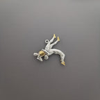 Борец – Мъжки спортен медальон за борба от сребро 925 с частично позлатено покритие – Ръчно изработено бижу талисман за спортисти, треньори и фенове на бойните изкуства – SSJ