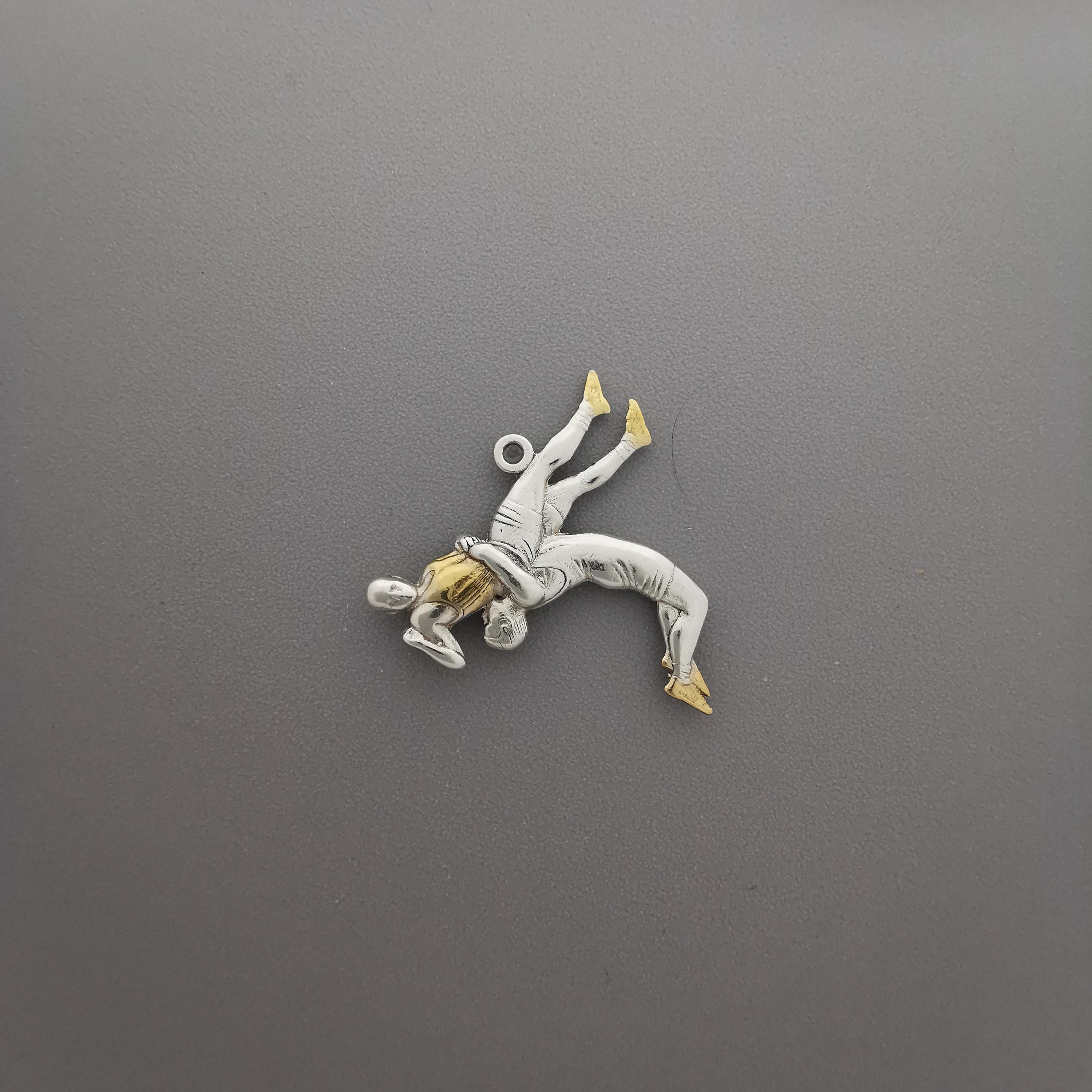 Борец – Мъжки спортен медальон за борба от сребро 925 с частично позлатено покритие – Ръчно изработено бижу талисман за спортисти, треньори и фенове на бойните изкуства – SSJ