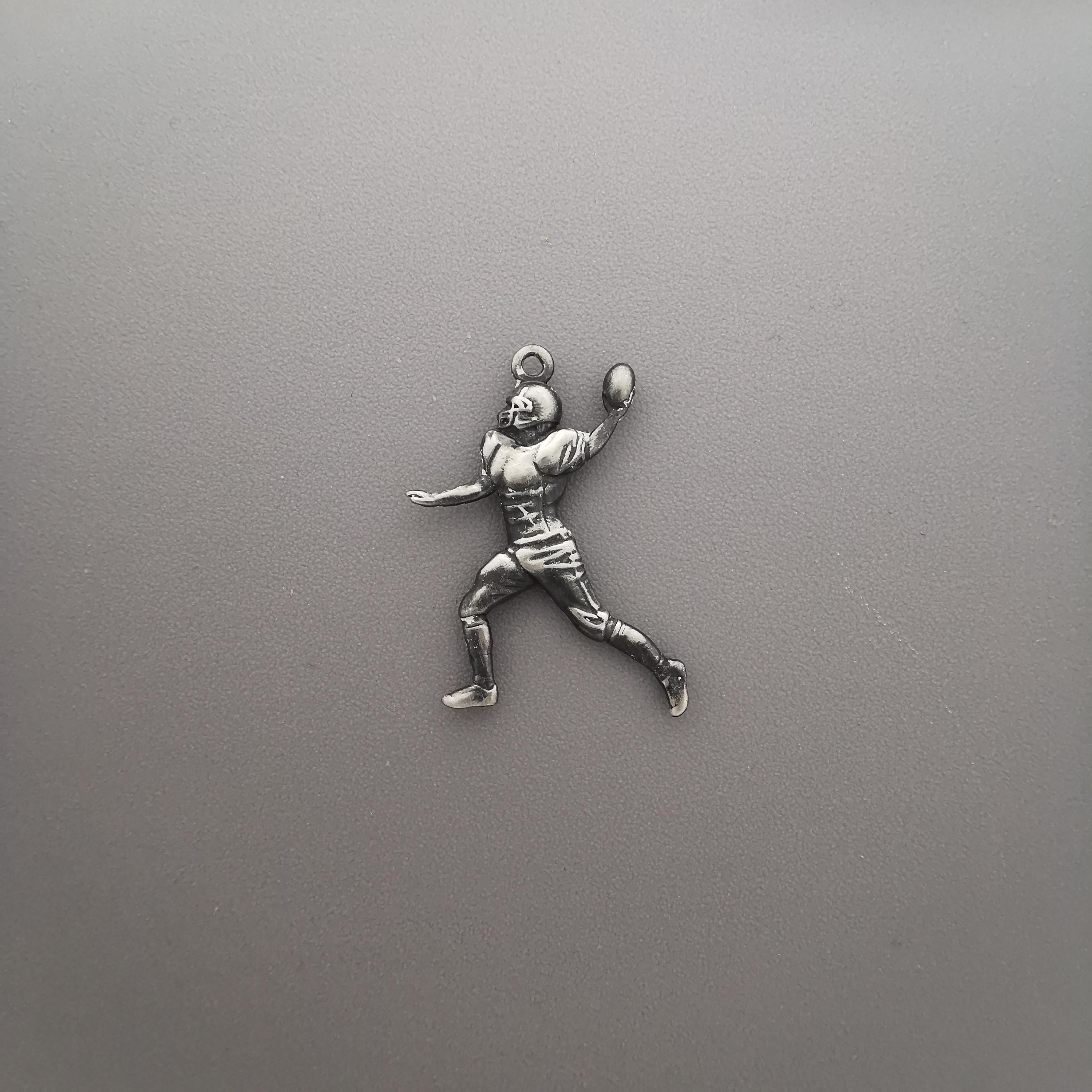 Американски футбол – Мъжки спортен медальон от сребро 925 с винтидж покритие – Ръчно изработено бижу талисман за спортисти и фенове – Идеален подарък за играч, треньор или почитател – SSJ