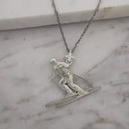 Скиор – Унисекс спортен медальон от класическо сребро 925 – Ръчно изработено спортно бижу – Идеален подарък за фен на зимните спортове – SSJ