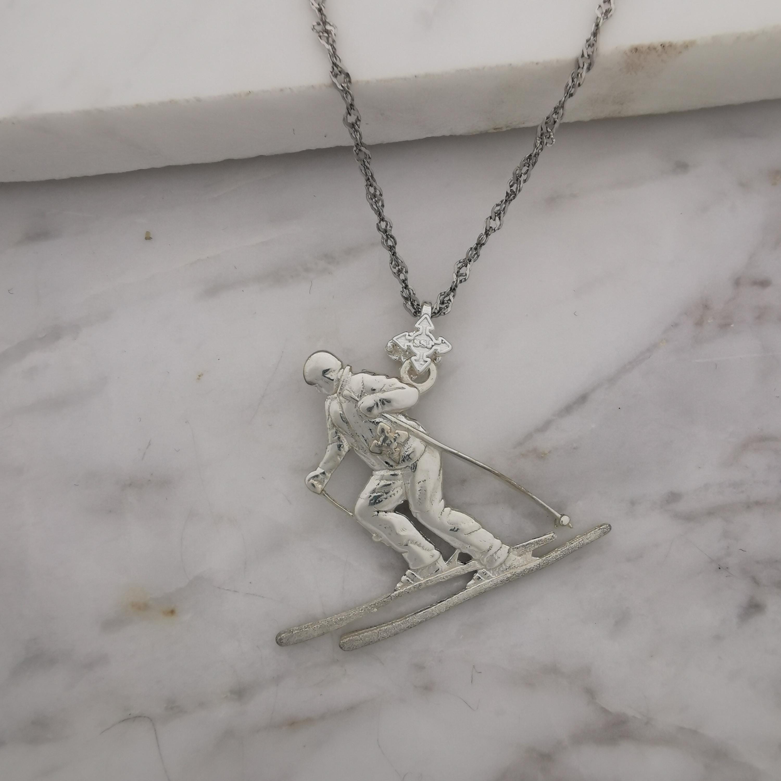 Скиор – Унисекс спортен медальон от класическо сребро 925 – Ръчно изработено спортно бижу – Идеален подарък за фен на зимните спортове – SSJ