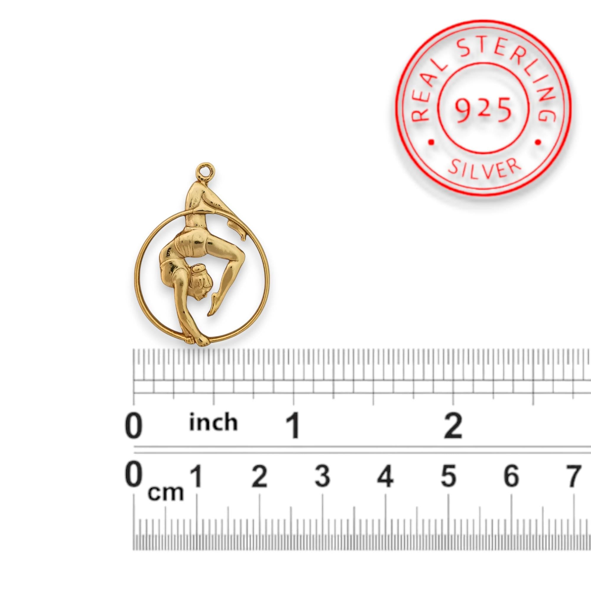 Въздушна акробатика – Женски спортен медальон от сребро 925 с позлатено покритие – Ръчно изработено бижу талисман за гимнастички и артистки – Идеален подарък за спортист, треньор или фен – SSJ