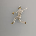 Бейзбол – Мъжки спортен медальон за бейзболист питчър от сребро 925 с частично позлатено покритие – Ръчно изработено бижу талисман – Идеален подарък за спортисти, треньори и фенове – SSJ