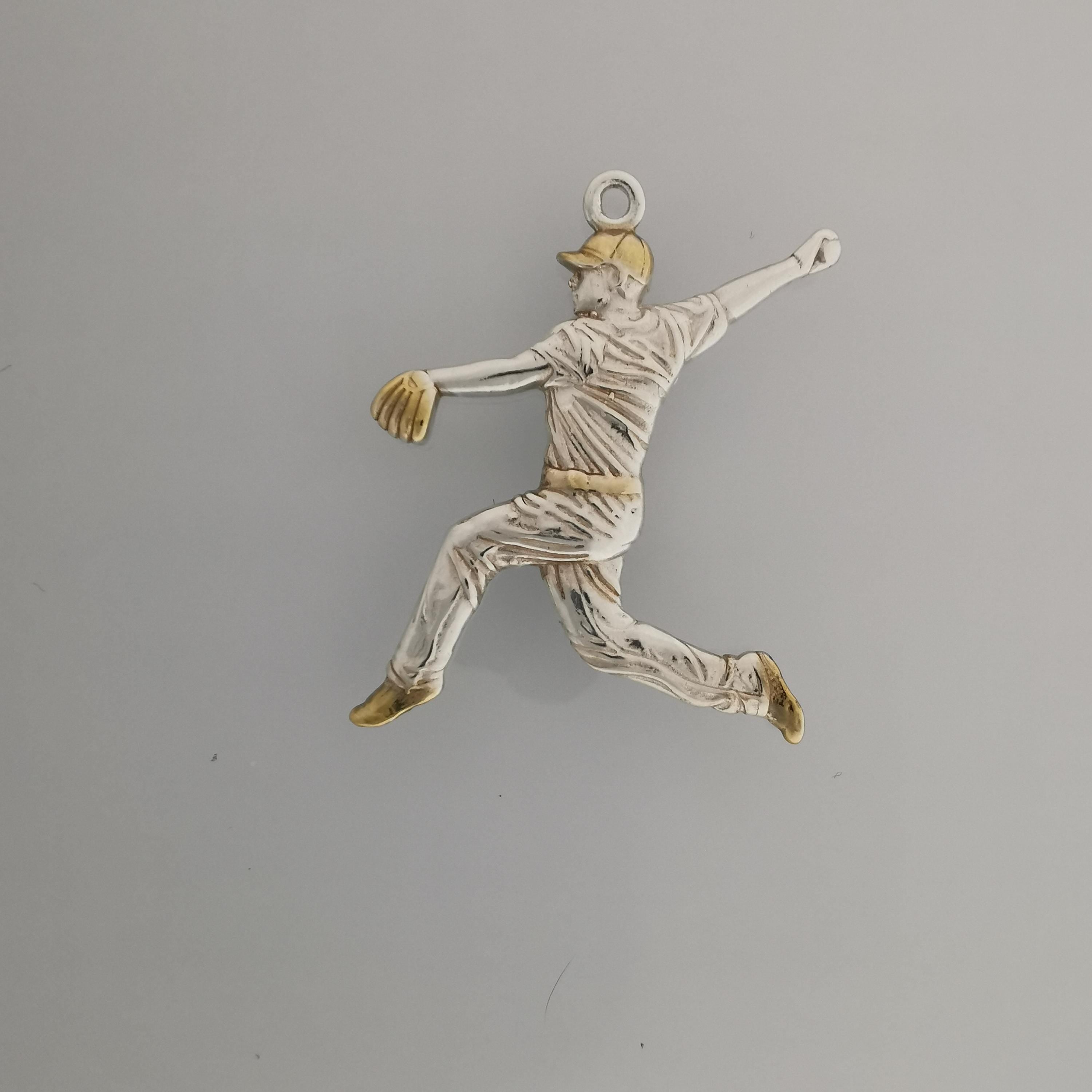 Бейзбол – Мъжки спортен медальон за бейзболист питчър от сребро 925 с частично позлатено покритие – Ръчно изработено бижу талисман – Идеален подарък за спортисти, треньори и фенове – SSJ