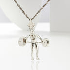 Вдигане на тежести – Мъжки спортен медальон от сребро 925 в класическо сребро – Ръчно изработено спортно бижу – Идеален подарък за мъж, фен на силовите спортове – SSJ