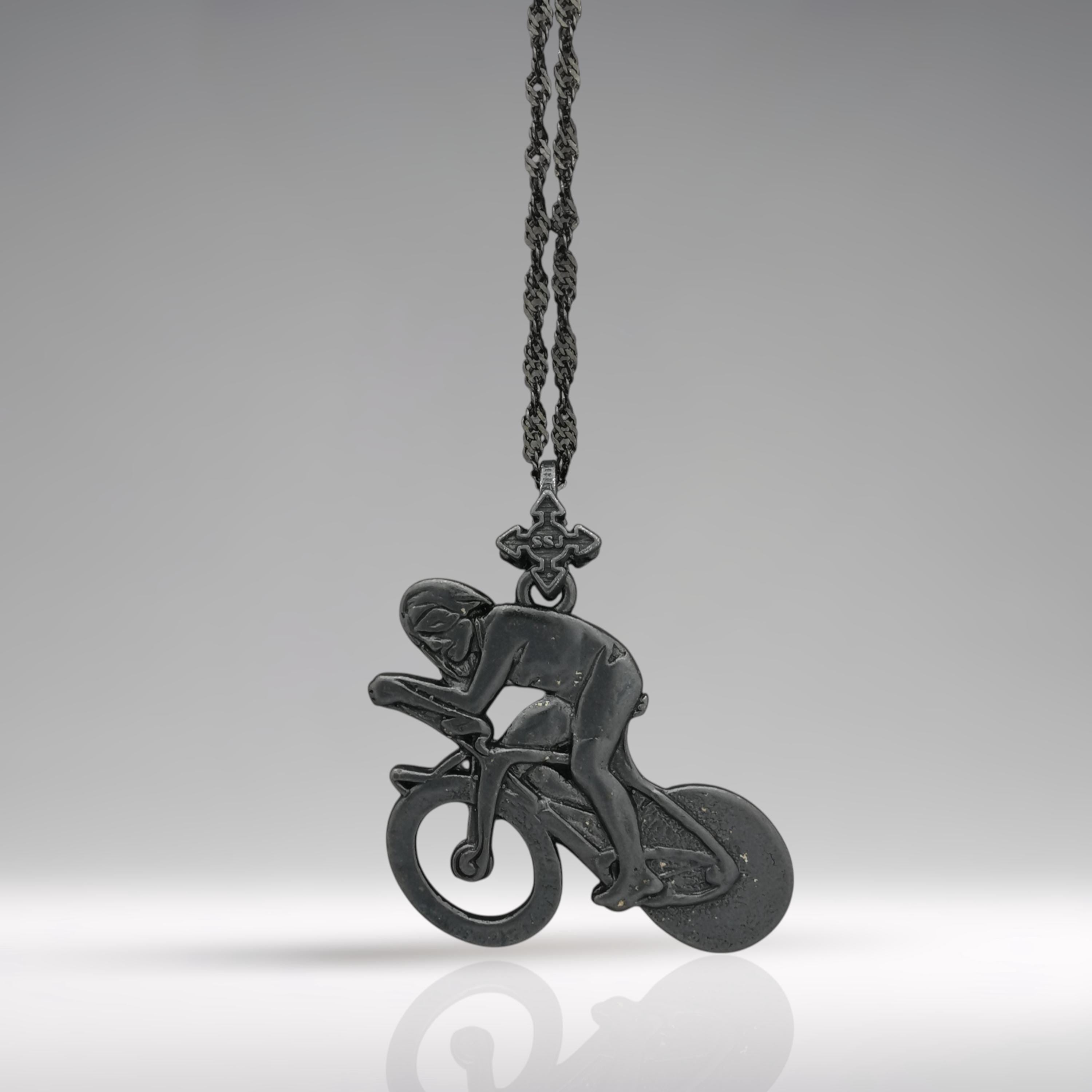 Колоездач – Велосипедист – Пистов състезател – Мъжки спортен медальон от сребро 925 с оксидирано покритие – Ръчно изработено бижу за шосейно и пистово колоездене – SSJ