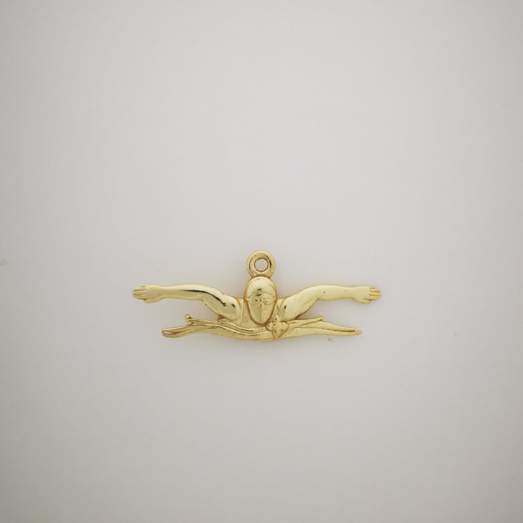 Плуване (Бътерфлай) – Мъжки спортен медальон от сребро 925 с позлатено покритие – Ръчно изработено спортно бижу – Идеален подарък за мъж, фен на плуването – SSJ