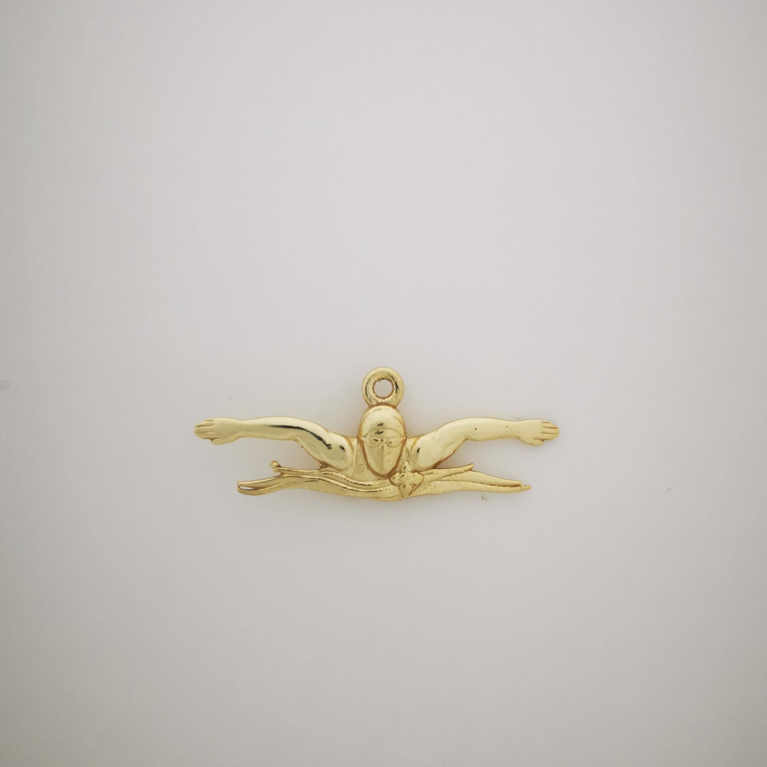 Плуване (Бътерфлай) – Мъжки спортен медальон от сребро 925 с позлатено покритие – Ръчно изработено спортно бижу – Идеален подарък за мъж, фен на плуването – SSJ